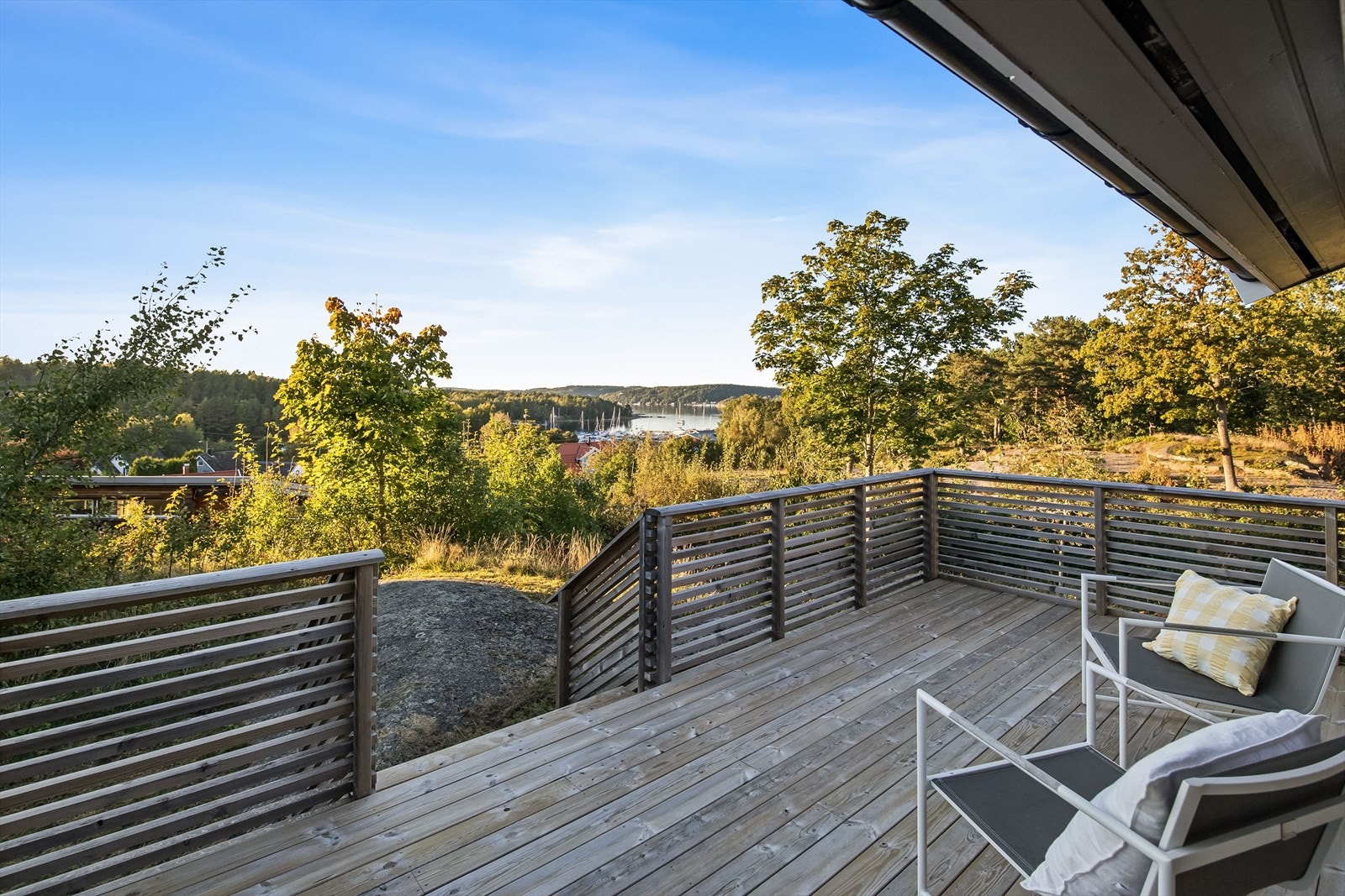 Med vestvendt beliggenhet har terrassen svært gode solforhold og hyggelig, sjønær utsikt. Galleribilde