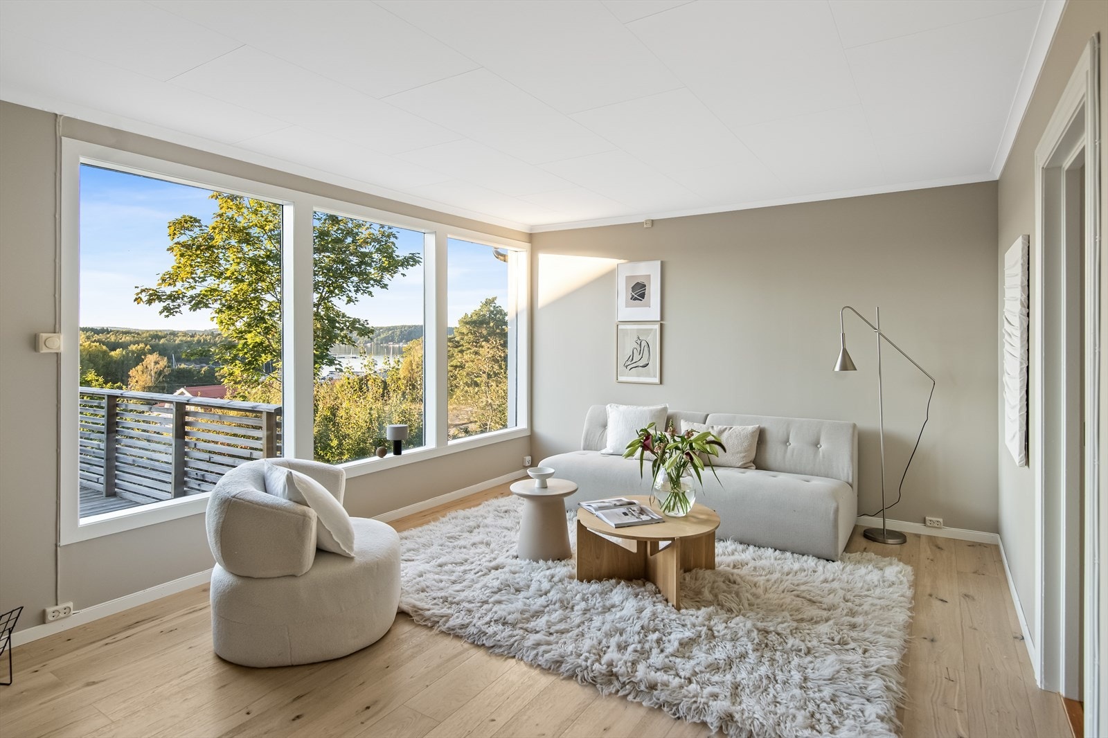 Det er utgang til vestvendt og romslig terrasse med direkte adkomst til hagen. Galleribilde