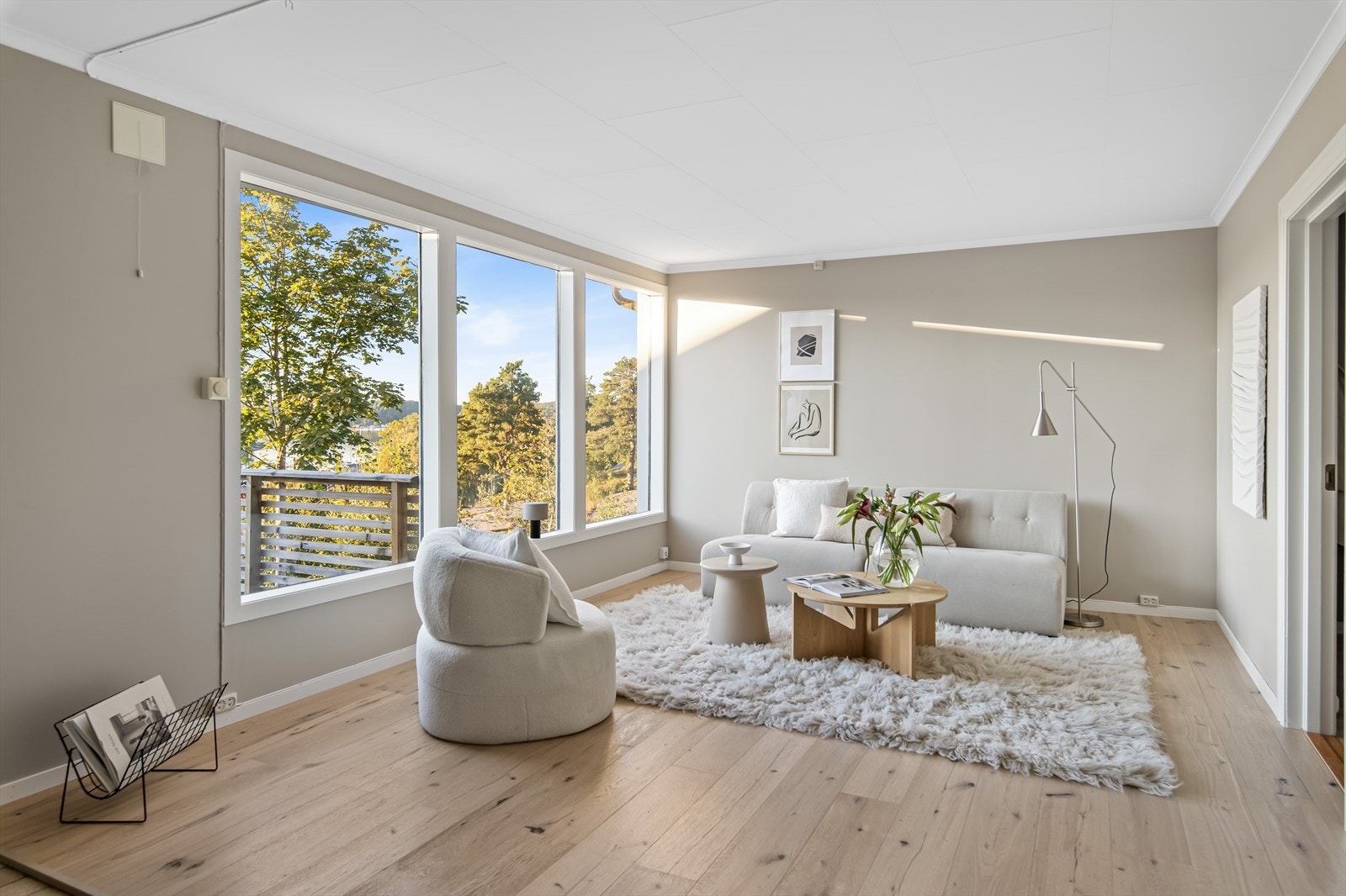 Denne tiltalende eneboligen som nylig er oppgradert i flere innvendige rom har en praktisk og tiltalende planløsning m/alt på ett-plan. Galleribilde