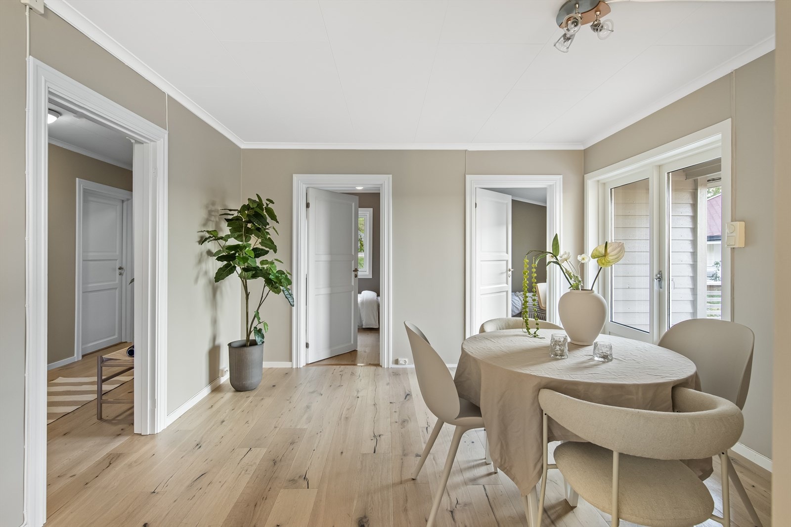 Spisestuen er fint plassert i en egen sone. Galleribilde