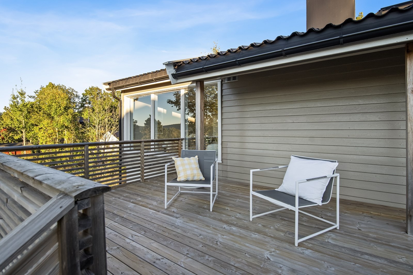 Her er det god plass til diverse ønskelig utemøblement og beplantning. Galleribilde