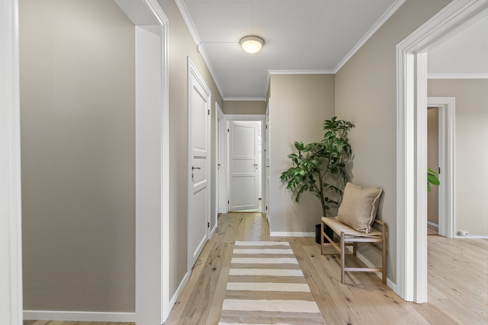 Allerede i gangen får man et godt førsteinntrykk av boligen. Galleribilde