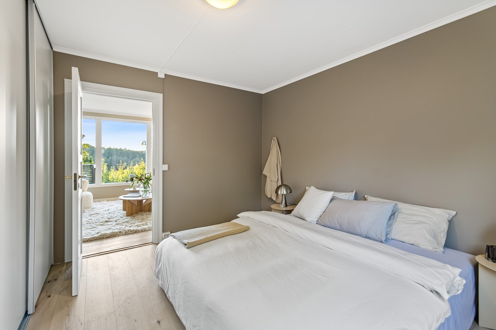 Alle soverom har plass til dobbeltseng, nattbord og skrivebord. Galleribilde