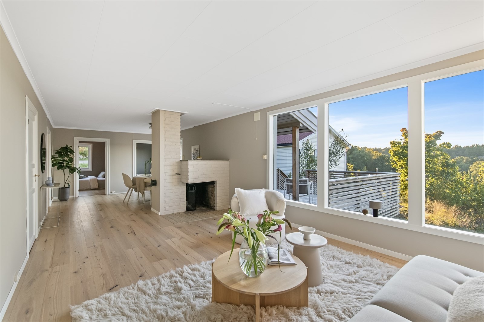 Stuen og spisestuen ligger i en fin sammenheng med hverandre og gir en god romfølelse. Galleribilde