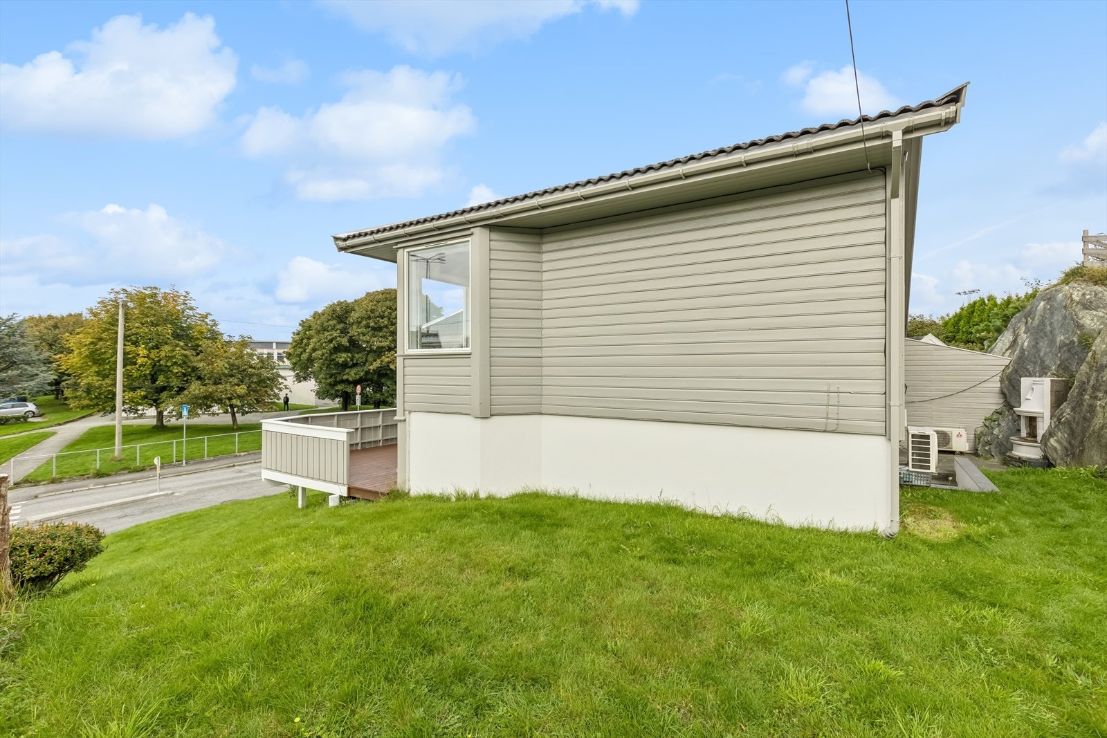 Eiendommen har felles eiet tomt som har naturlige skiller. Galleribilde