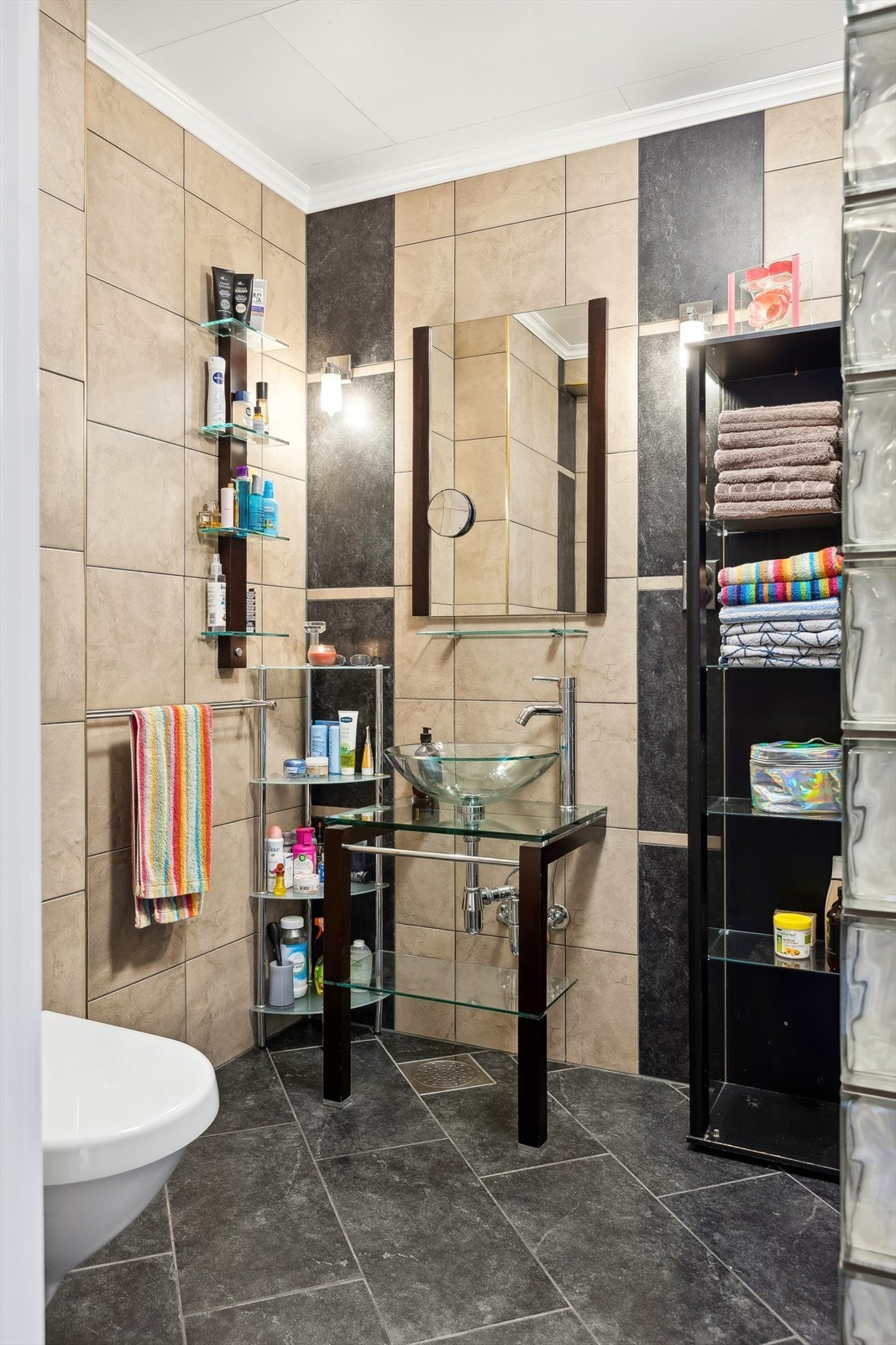 Baderommet har flislagt gulv og vegger. Elektriske varmekabler. Taket har himlingsplater. Galleribilde