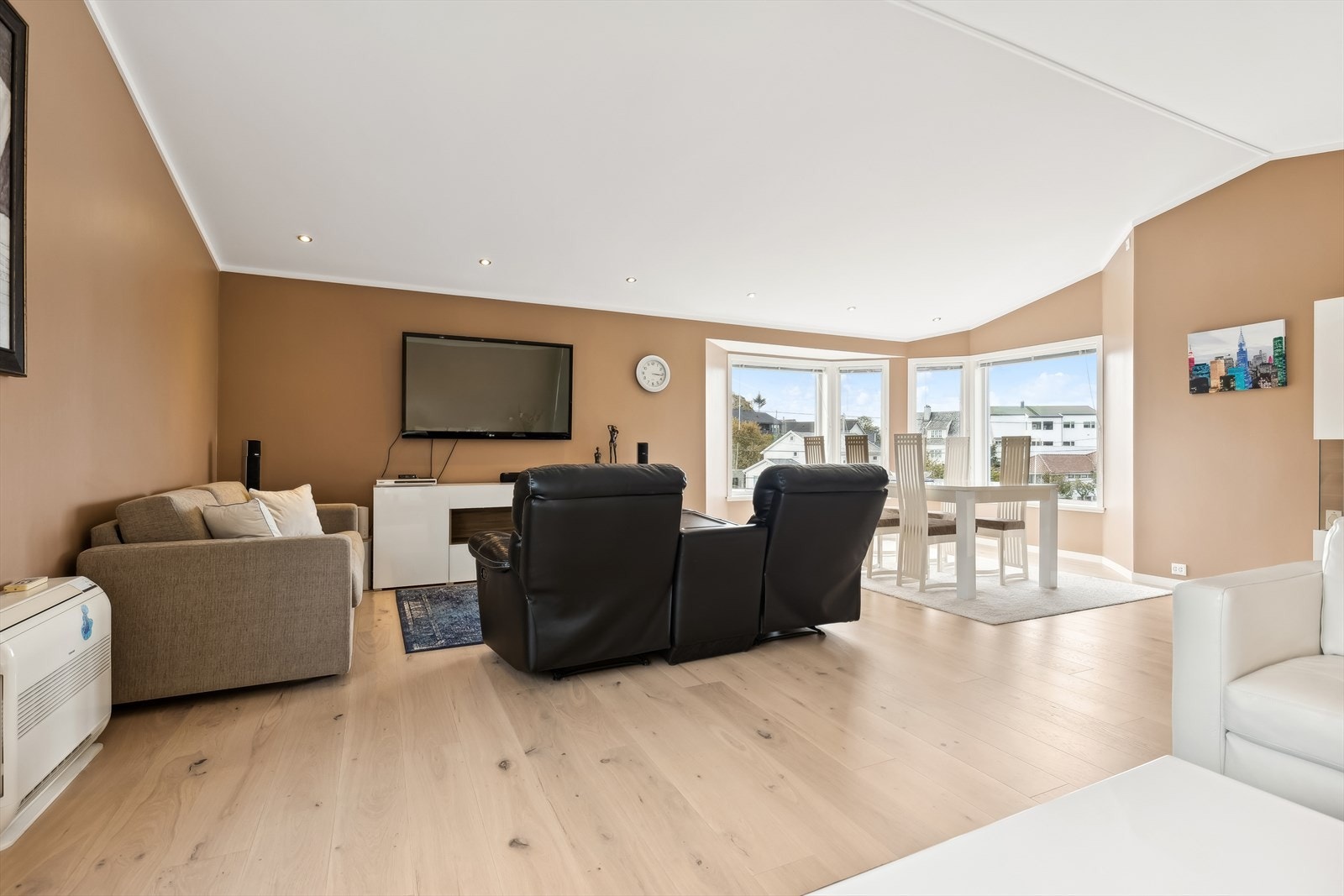 Stuens gode utforming og de tidløse fargevalgene på vegger legger et godt grunnlag for å innrede rommet etter eget ønske. Galleribilde