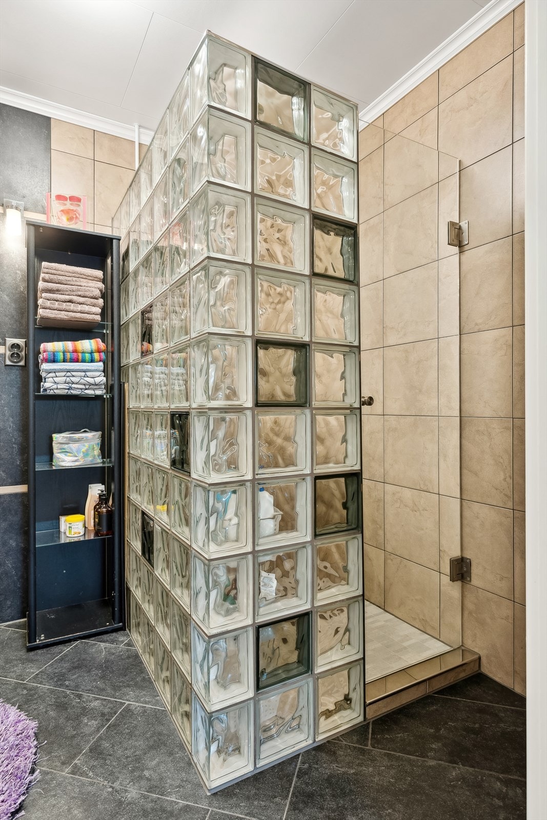 Baderommet innehar dusj, vask og vegghengt toalett. Det er mekanisk avtrekk som blir styrt ifra kjøkken. Modernisert bad med ukjent alder. Galleribilde