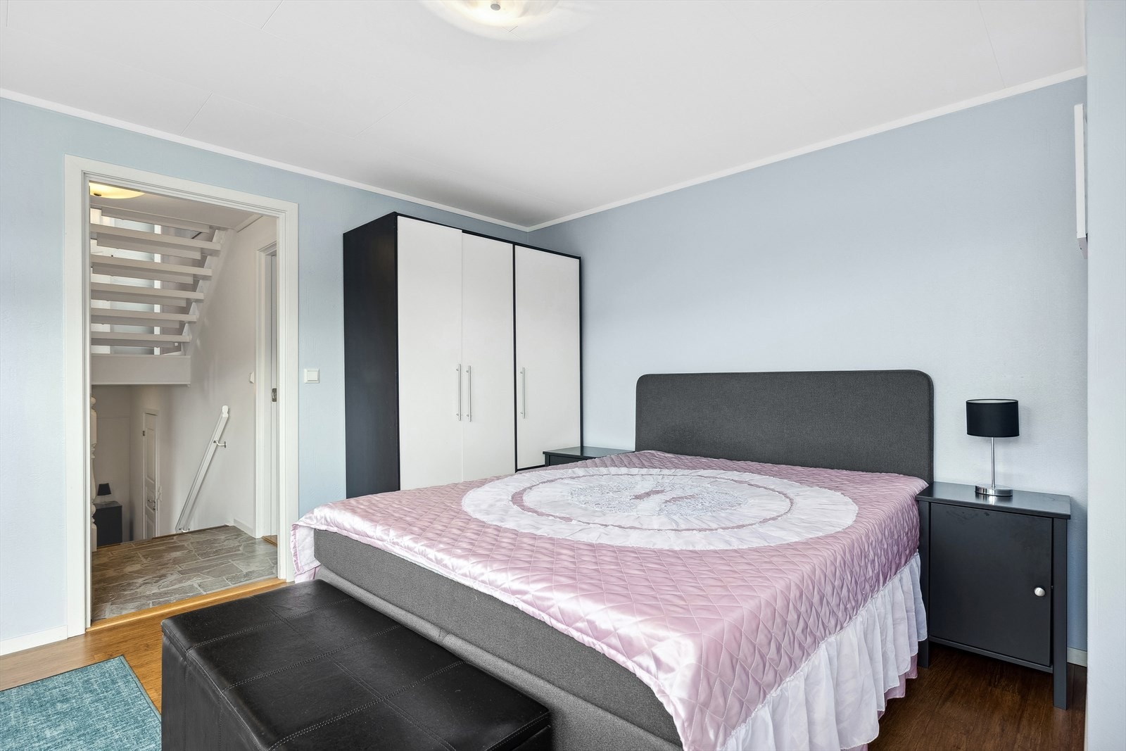 Boligens hovedsoverom har god plass til dobbelseng med tilhørende nattbord samt garderobeskap. Galleribilde