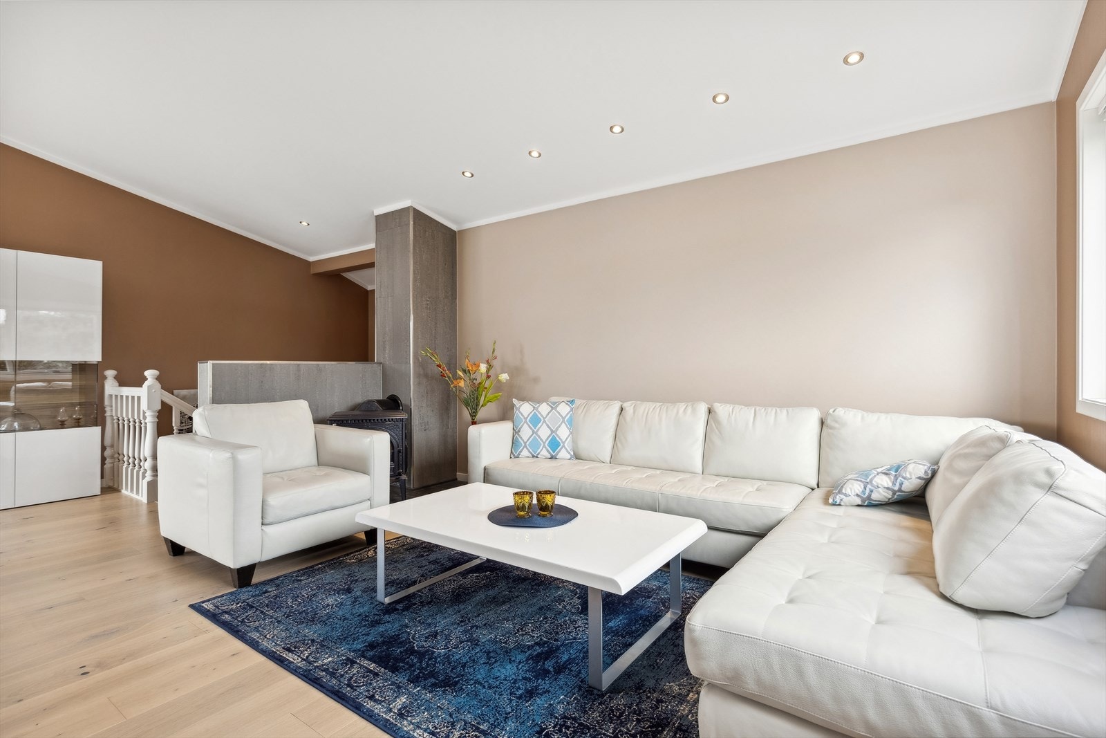 På stuen er det en vedovn som gir god stemning og fin innetemperatur på kjølige høst- og vinterkvelder. Galleribilde