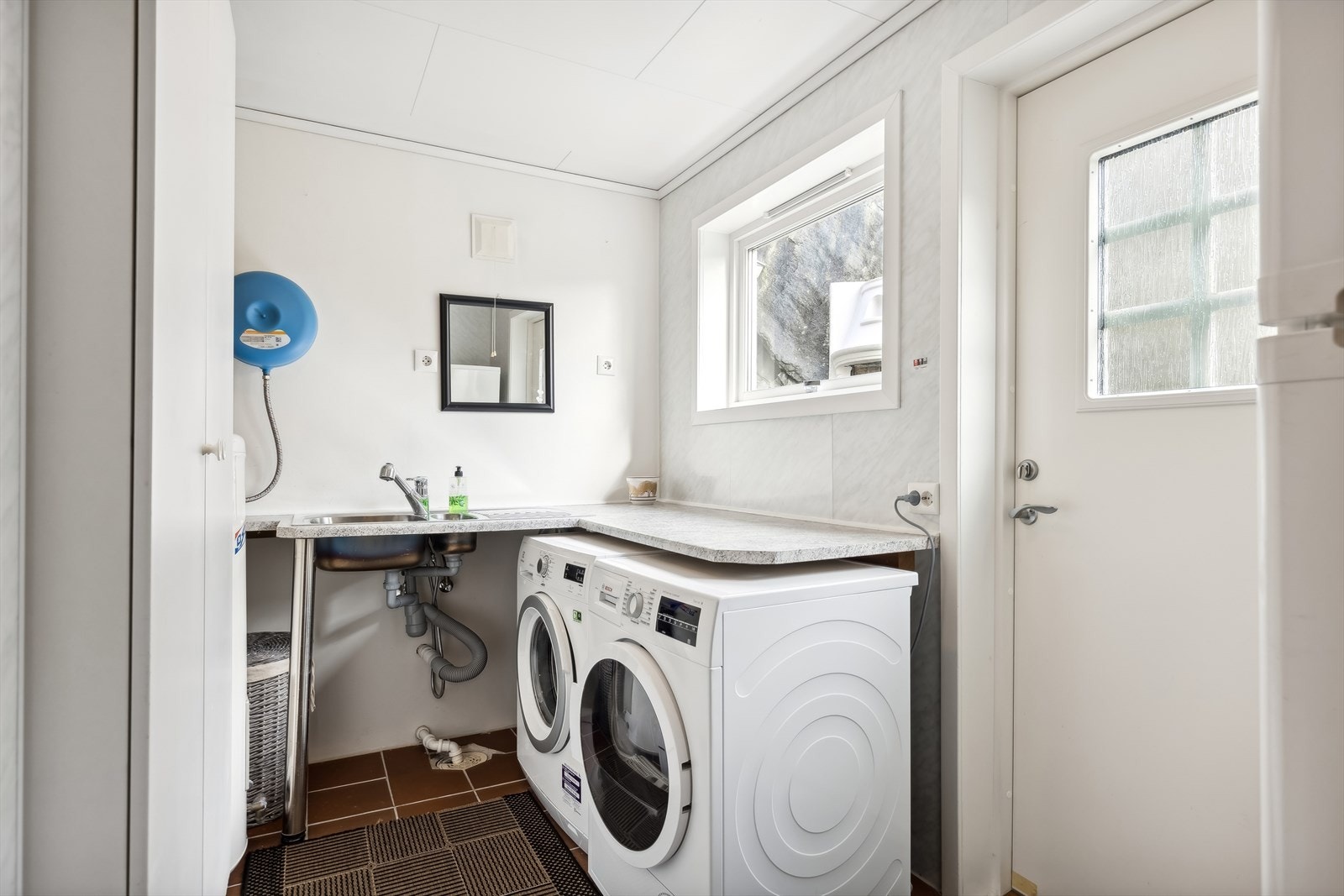 Vaskerom med egen inngangsdør. Våtrommet må oppgraderes for å tåle normal bruk etter dagens krav. Galleribilde