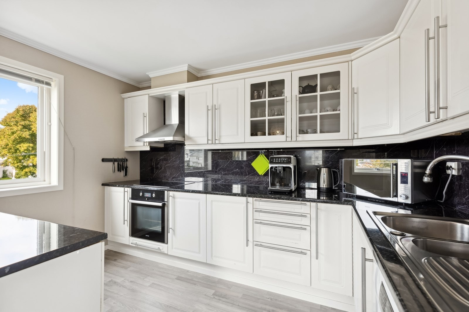 Kjøkkenet har en tidløs- og fin innredning med profilerte fronter. Integrerte og frittstående hvitevarer. Kjøkkenventilator med avtrekk ut. Galleribilde