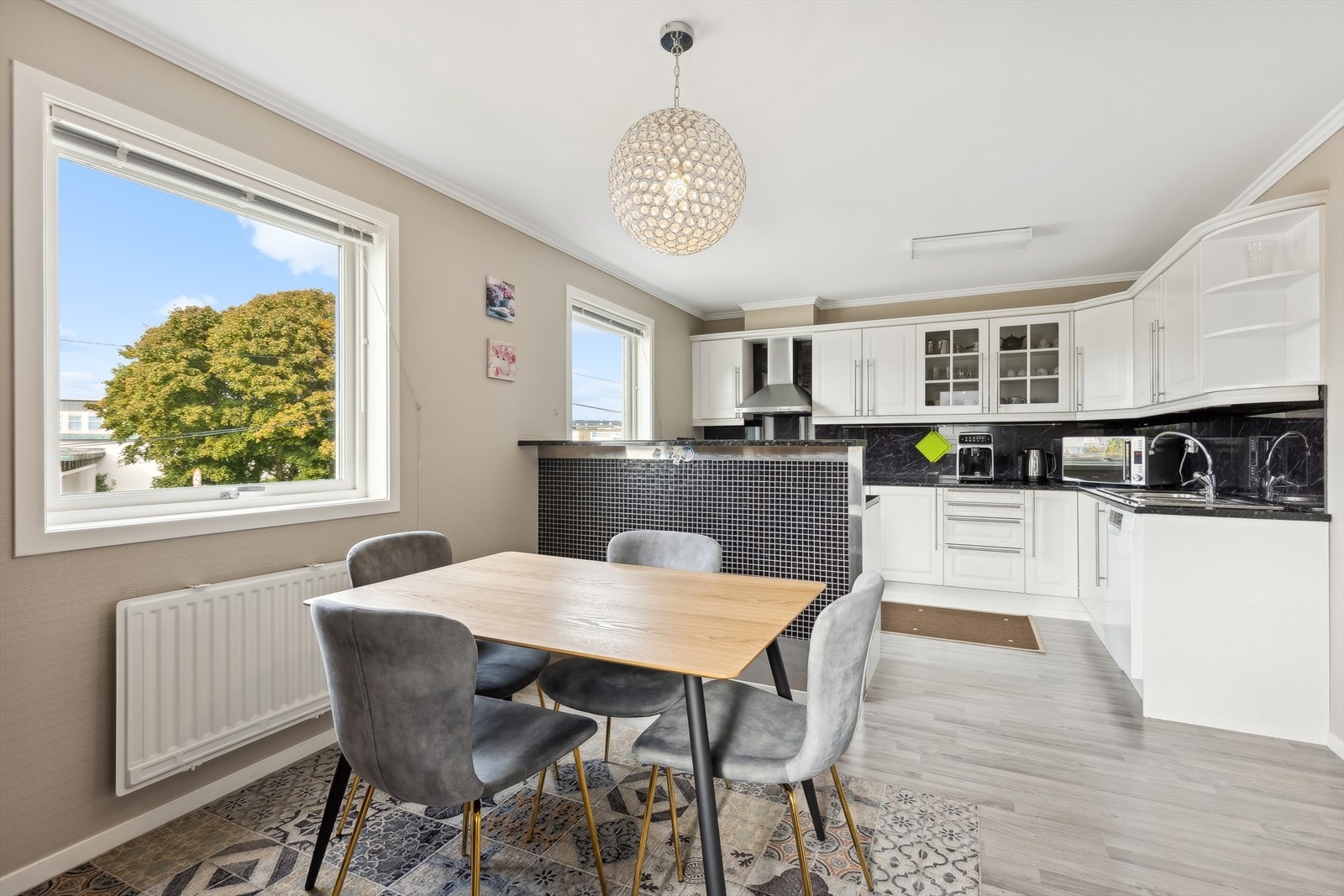 Kjøkkenet har også god plass til frokostbord. Galleribilde