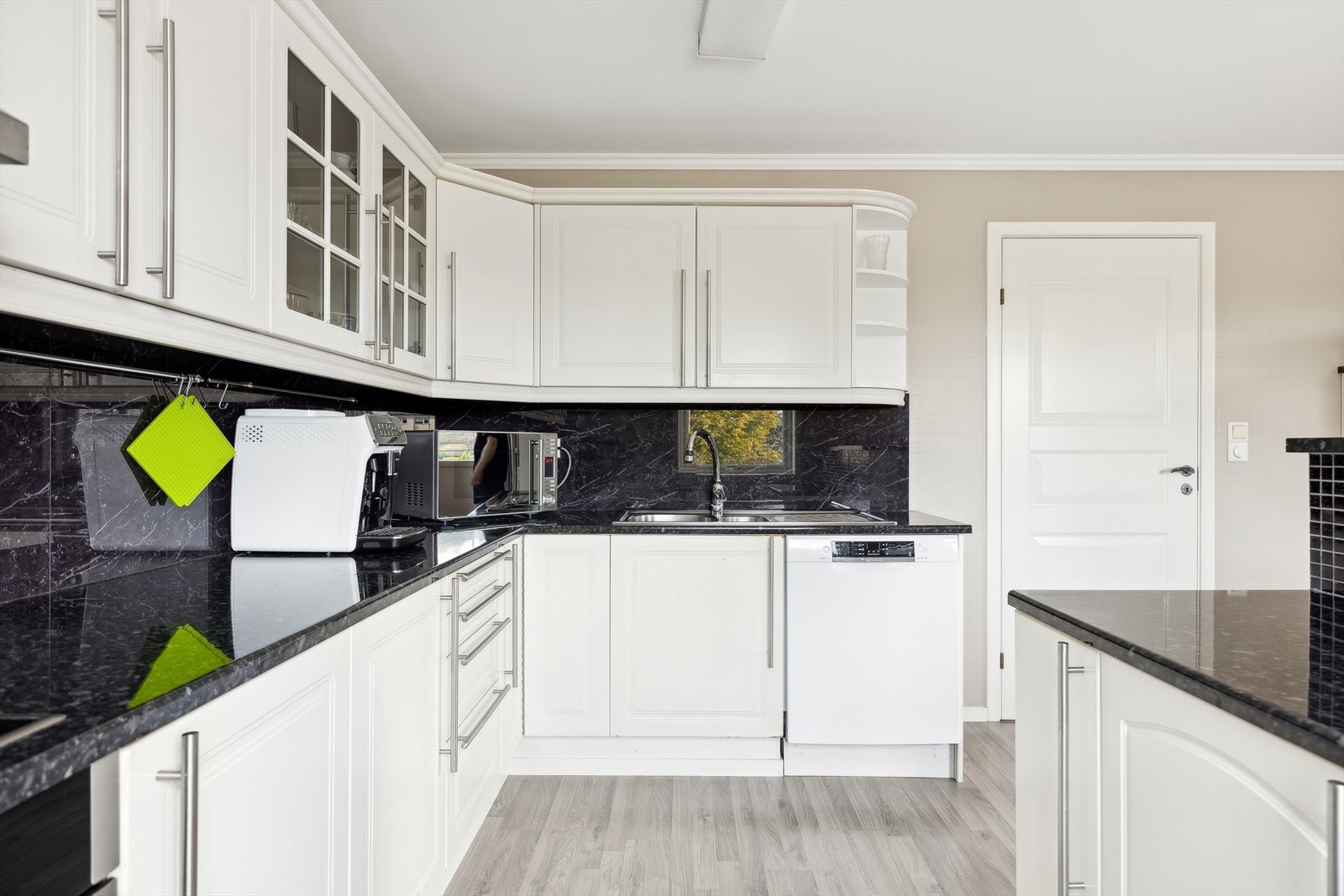 Boligens kjøkken ligger i andre etasje og har rikelig med skap- og benkeplass. Galleribilde