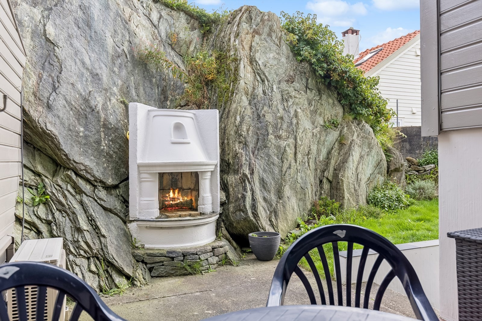 Usjenert utesone på baksiden med utepeis. Galleribilde