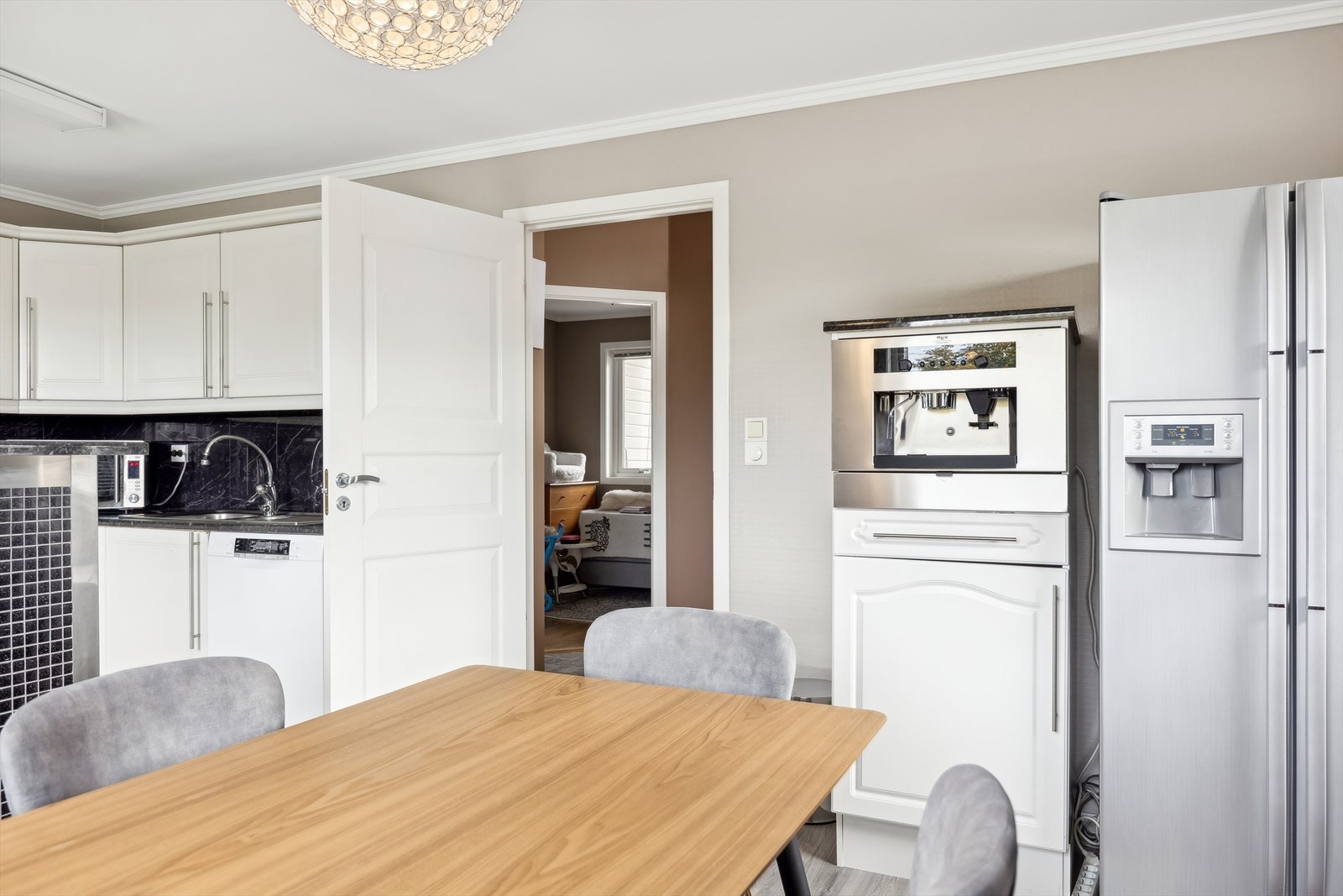 Kaffemaskin, fryseboks, kjøleskap med fryser, oppvaskmaskin, stekeovn og platetopp medfølger i handelen. Galleribilde