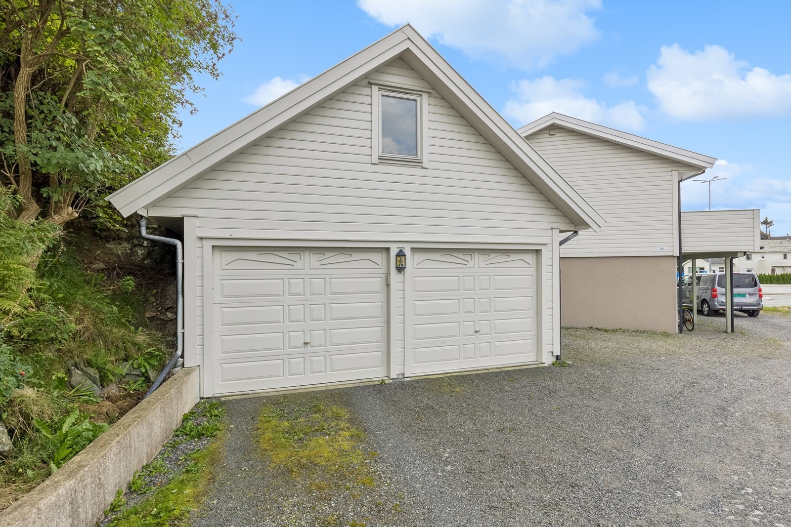 Felles garasje (som blir delt mellom denne og naboseksjon). Galleribilde