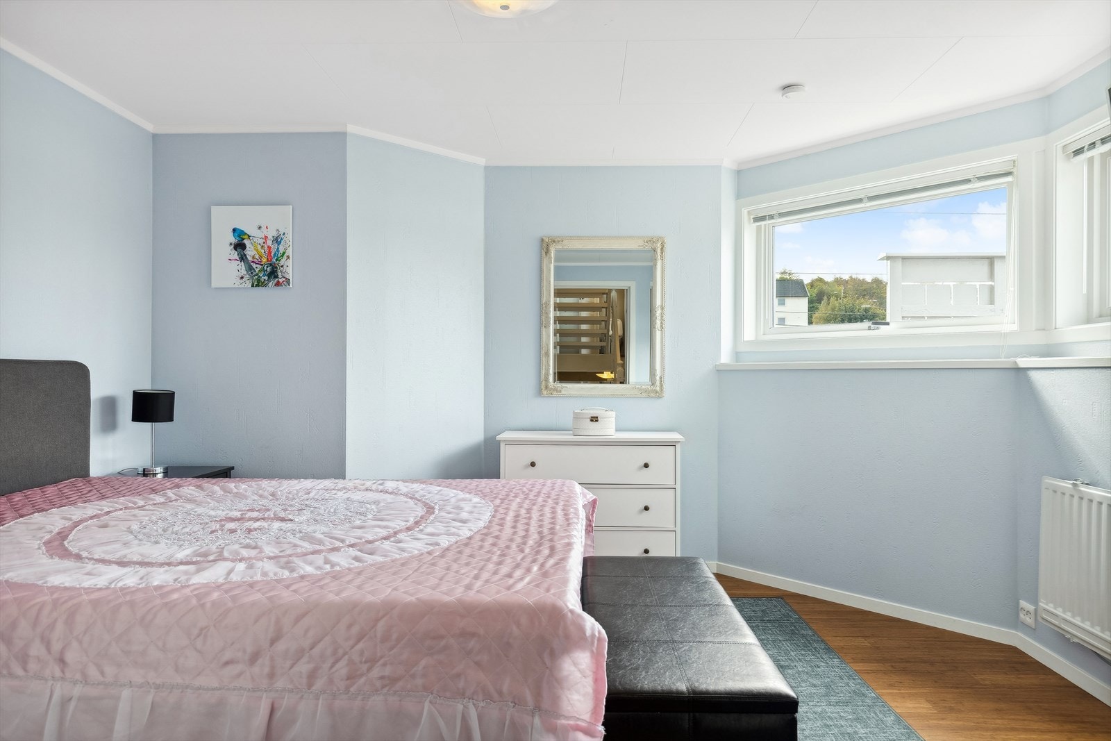 Soverommet er malt i en lys- og behagelig farge. Galleribilde