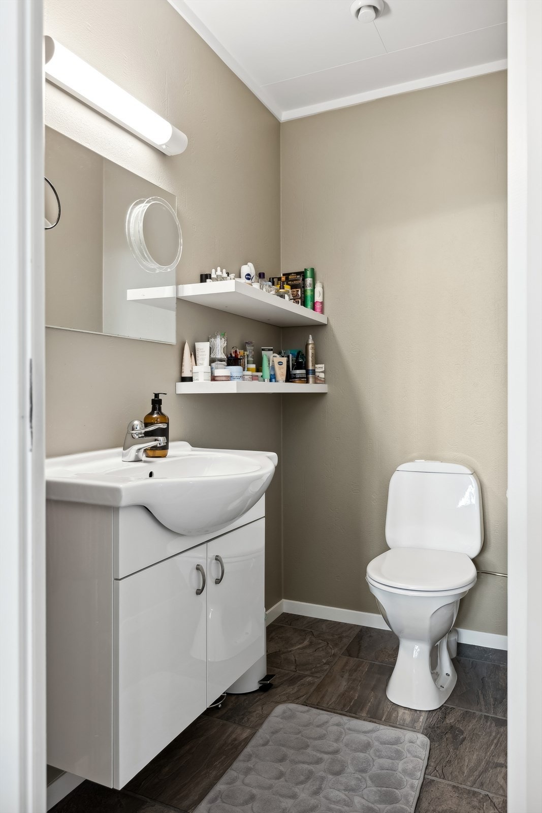 Boligen har også et adskilt gjestetoalett med servant i andre etasje. Galleribilde