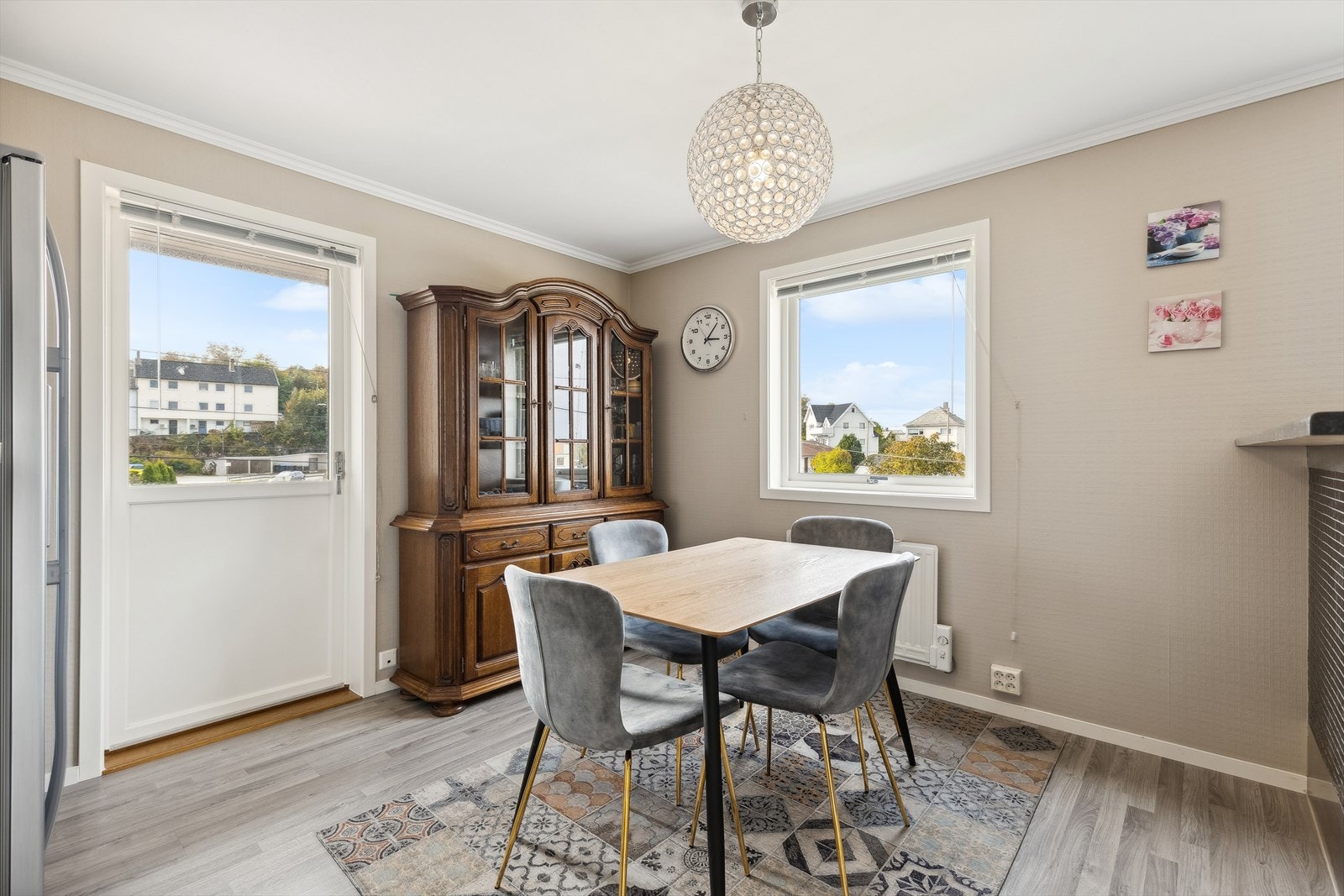 Fra kjøkkenet er det utgang til terrase. Galleribilde