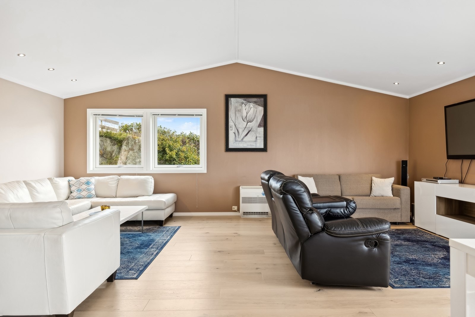 Boligens stue ligger i øverste etasje og er oppmalt i en lun- og behagelig veggfarge. Galleribilde