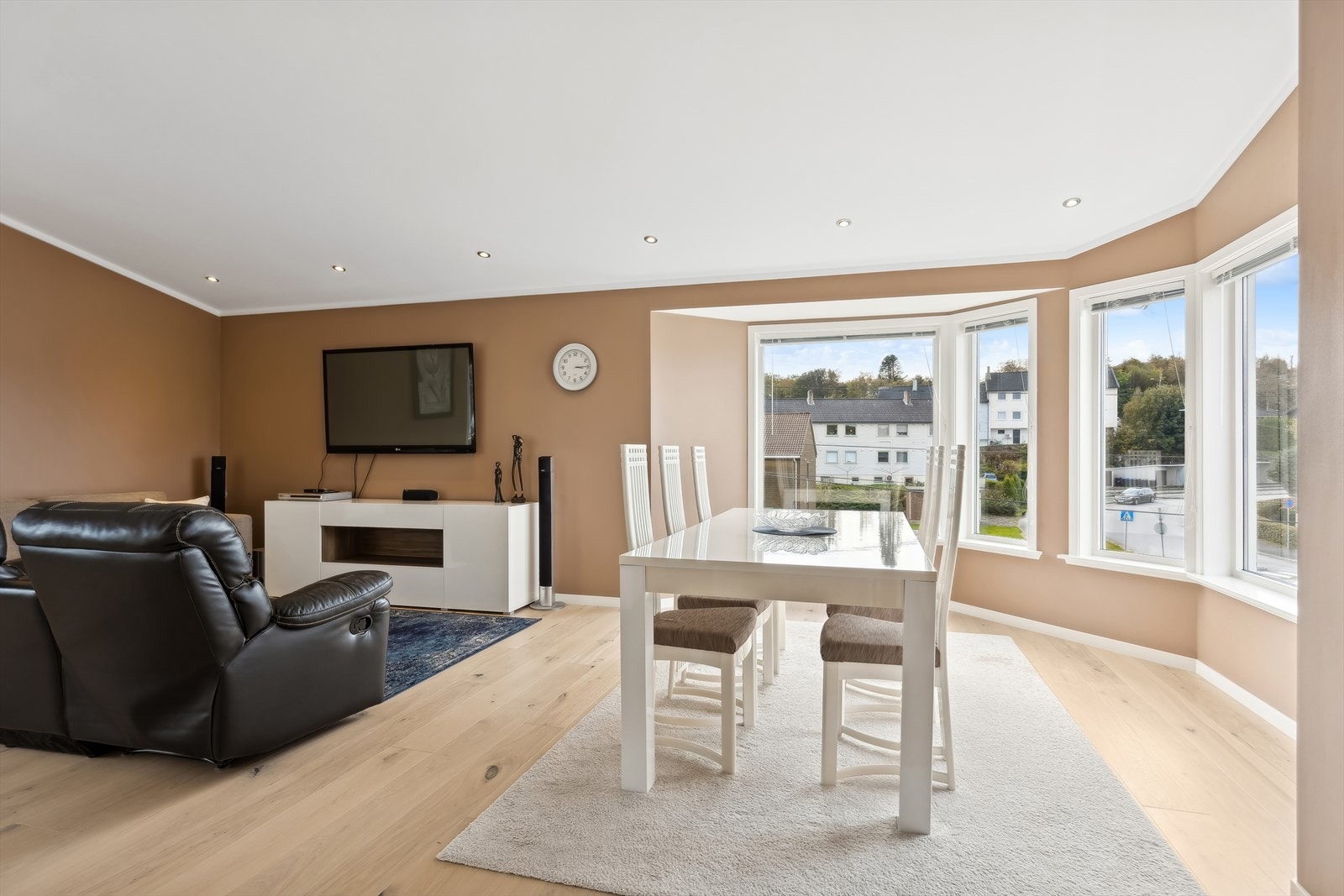 Her ligger forholdene til rette for å invitere venner og familie til hyggelige sammenkomster. Galleribilde