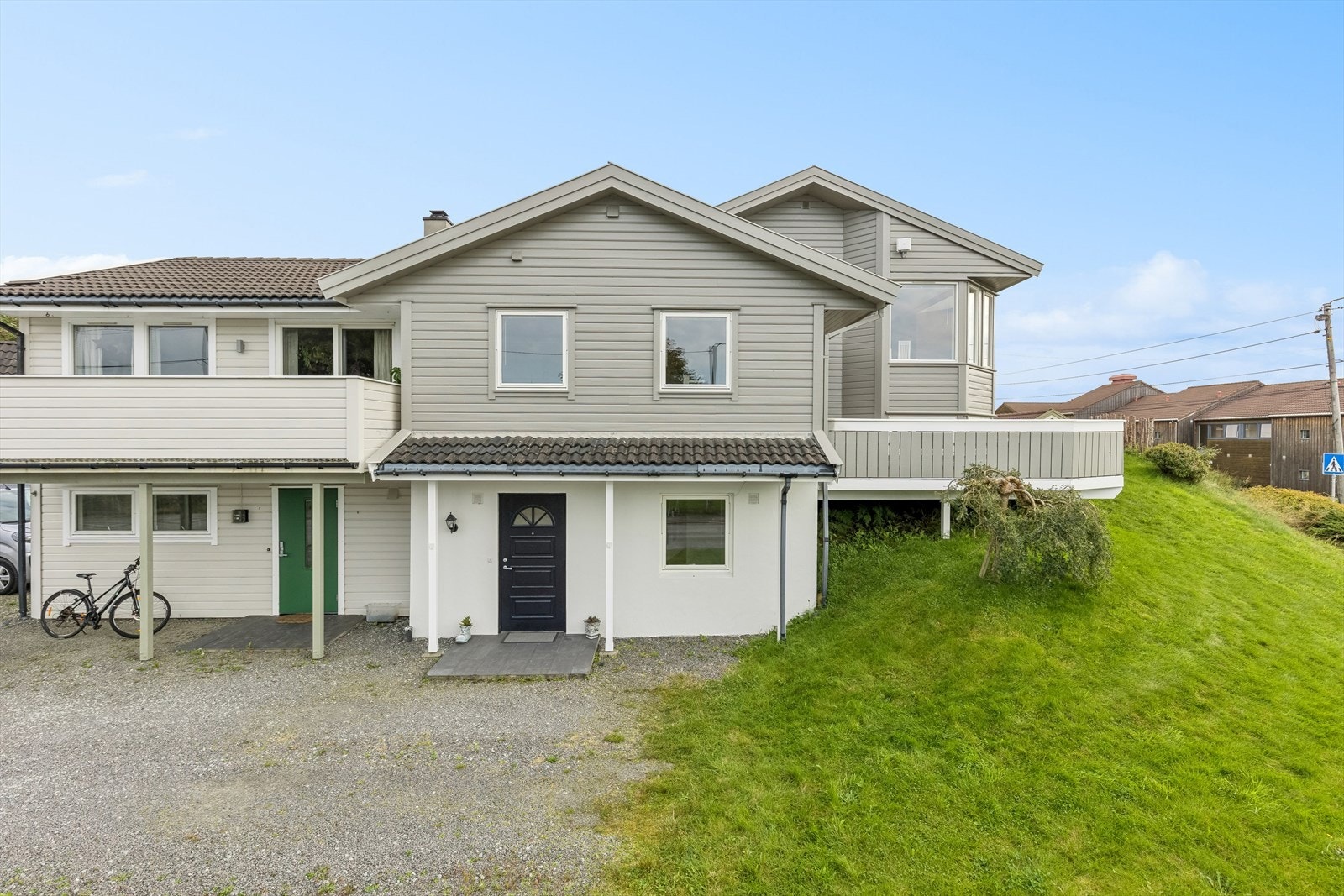 Rogalandgata 189 er en innholdsrik vertikaldelt halvpart som strekker seg over 4 plan og som ligger fint til i et veletablert og sentrumsnært område. Galleribilde