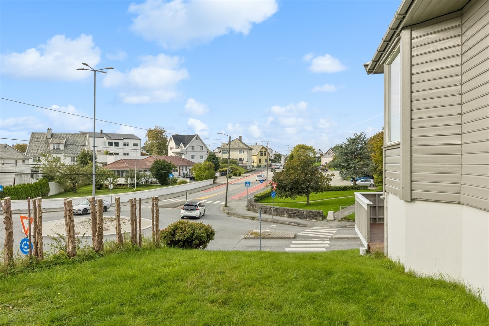 Boligen ligger sentralt til med kort vei til bussholdeplass og idrettsanlegg. Galleribilde