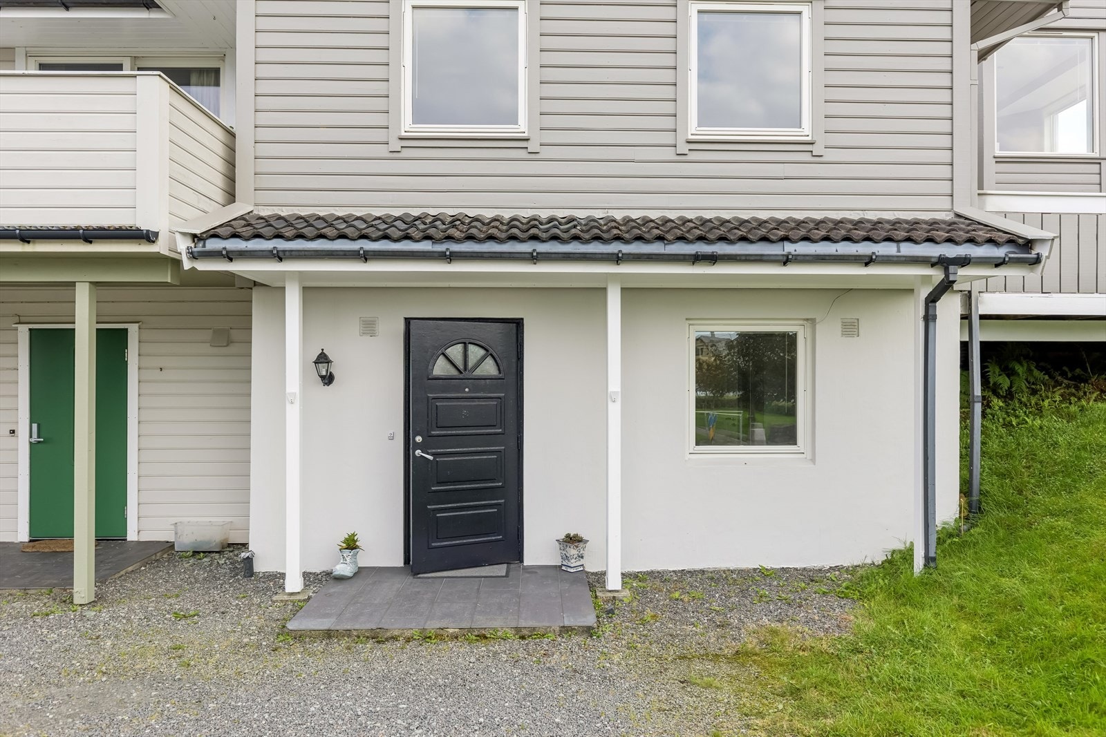 Overbygget inngangsparti i underetasje - Velkommen inn! Galleribilde