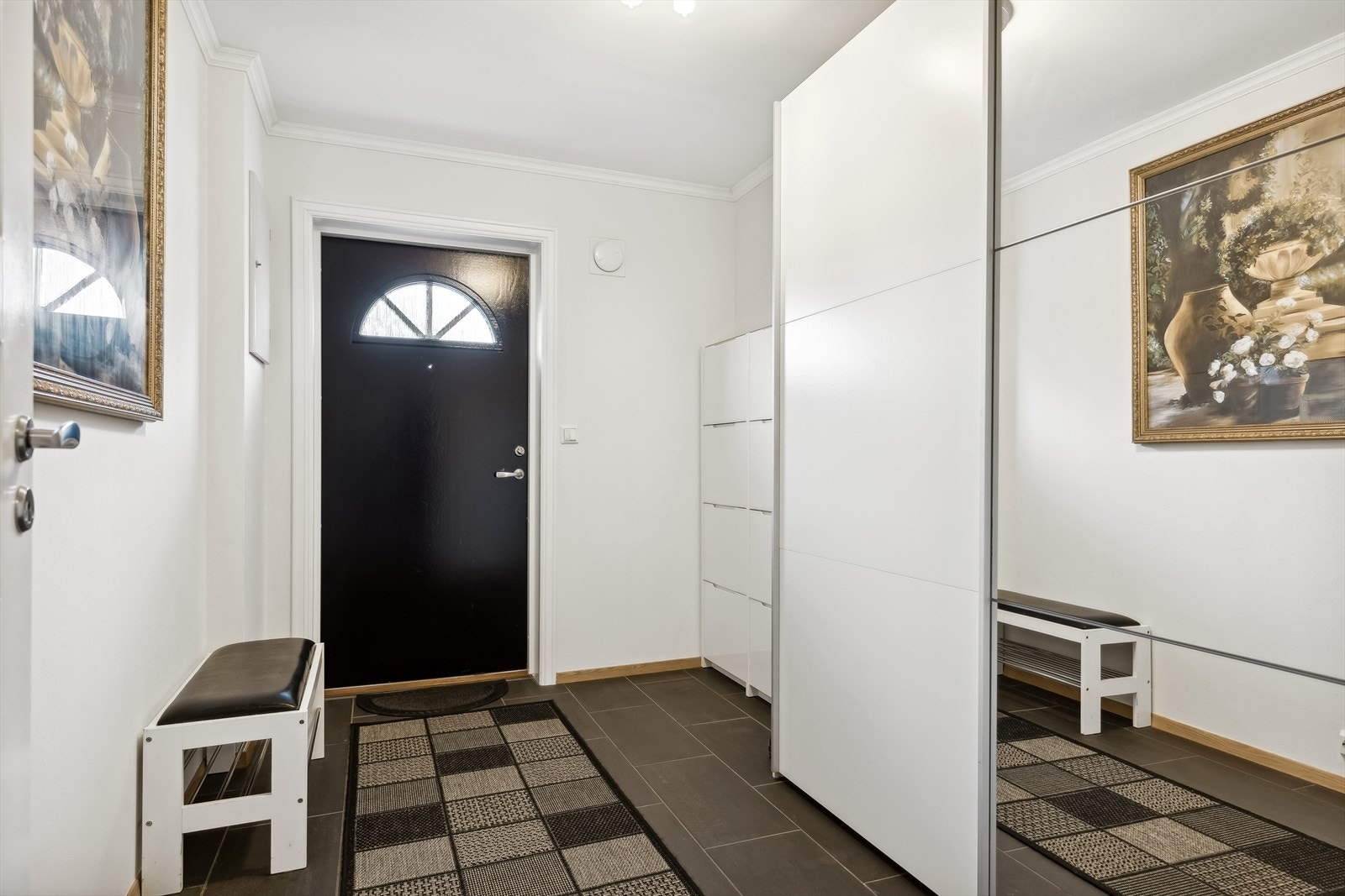 Boligen har en stor entré med stor garderobeløsning med skyvedører. Galleribilde