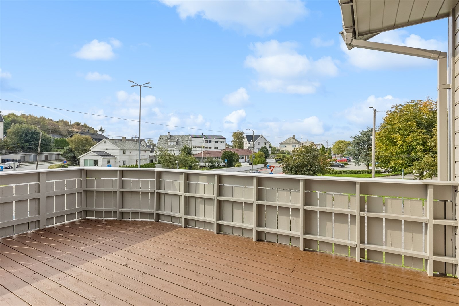 Boligen har en solrik og romslig terrasse. Galleribilde