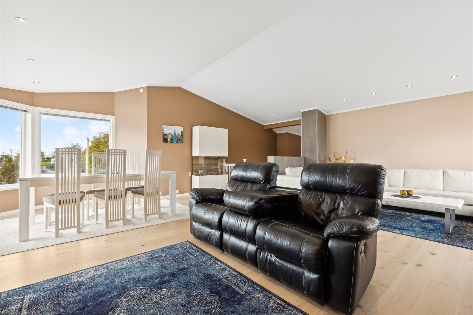 Stuen har god takhøyde og det er integrert rikelig med spotter i himling. Galleribilde