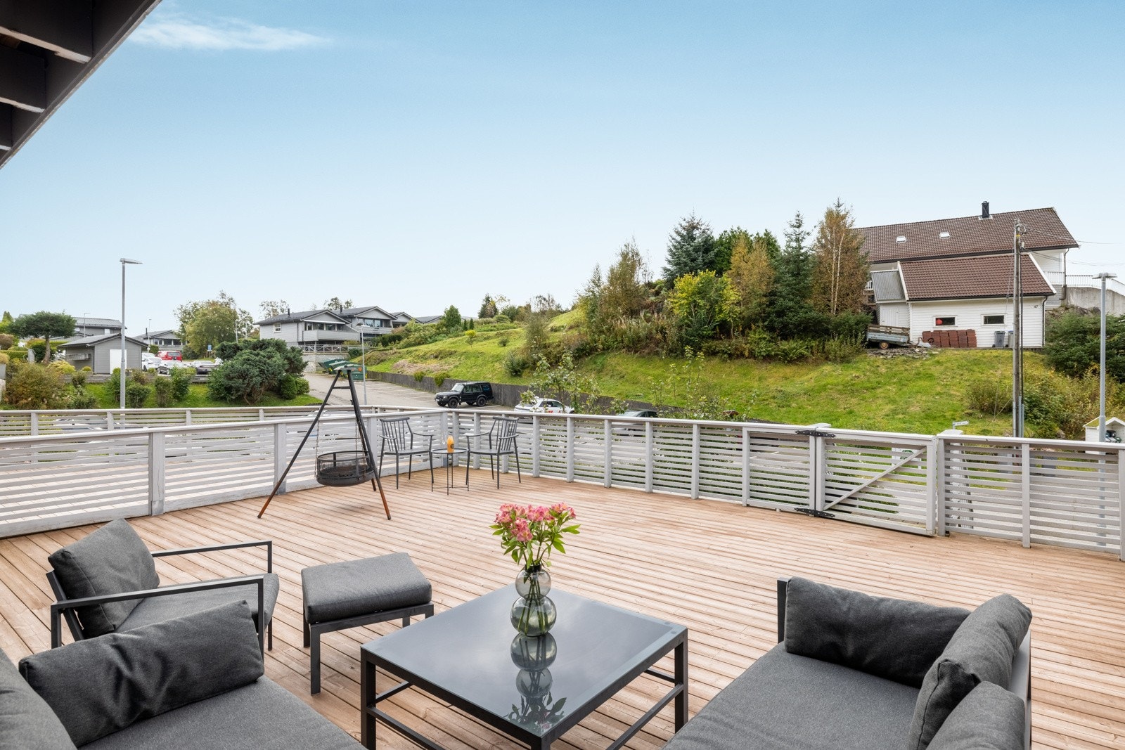 Stor og solrik terrasse med god plass for både barn og voksne til å boltre seg. Galleribilde