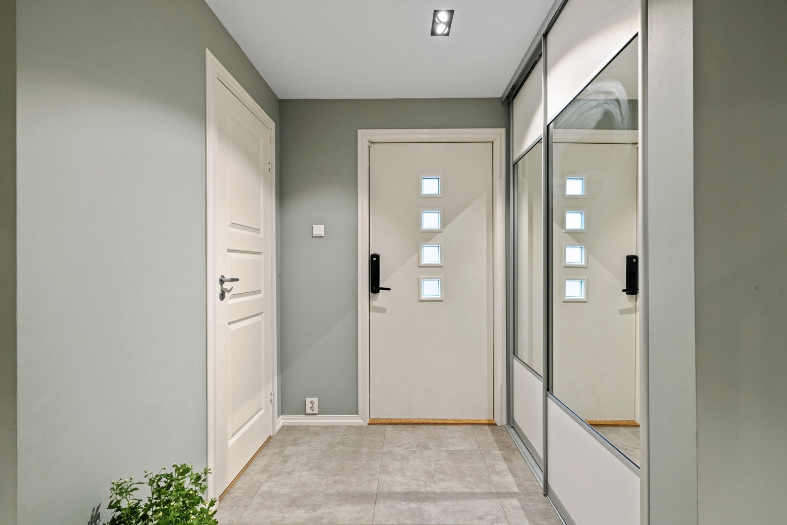 Skyvedørsgarderobe med speildører ved entré med god lagringsplass. Galleribilde