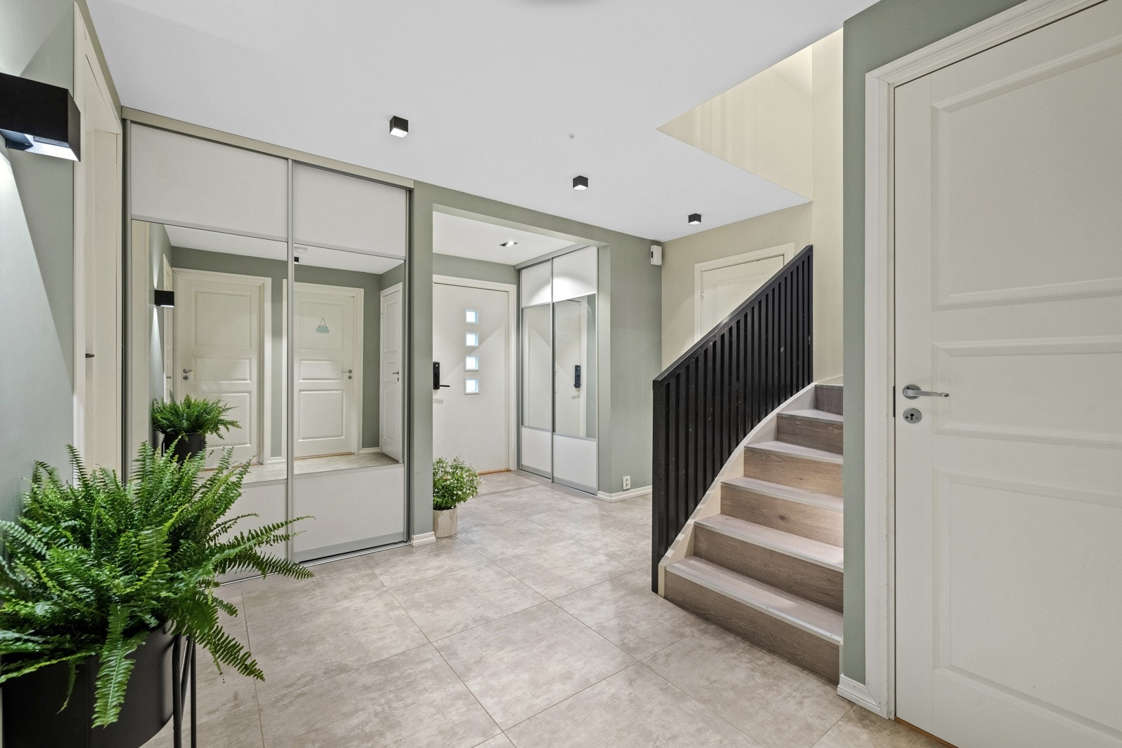 Vi beveger oss ned, du møter en stor og lys gang med mye plass til oppbevaring av yttertøy. Galleribilde