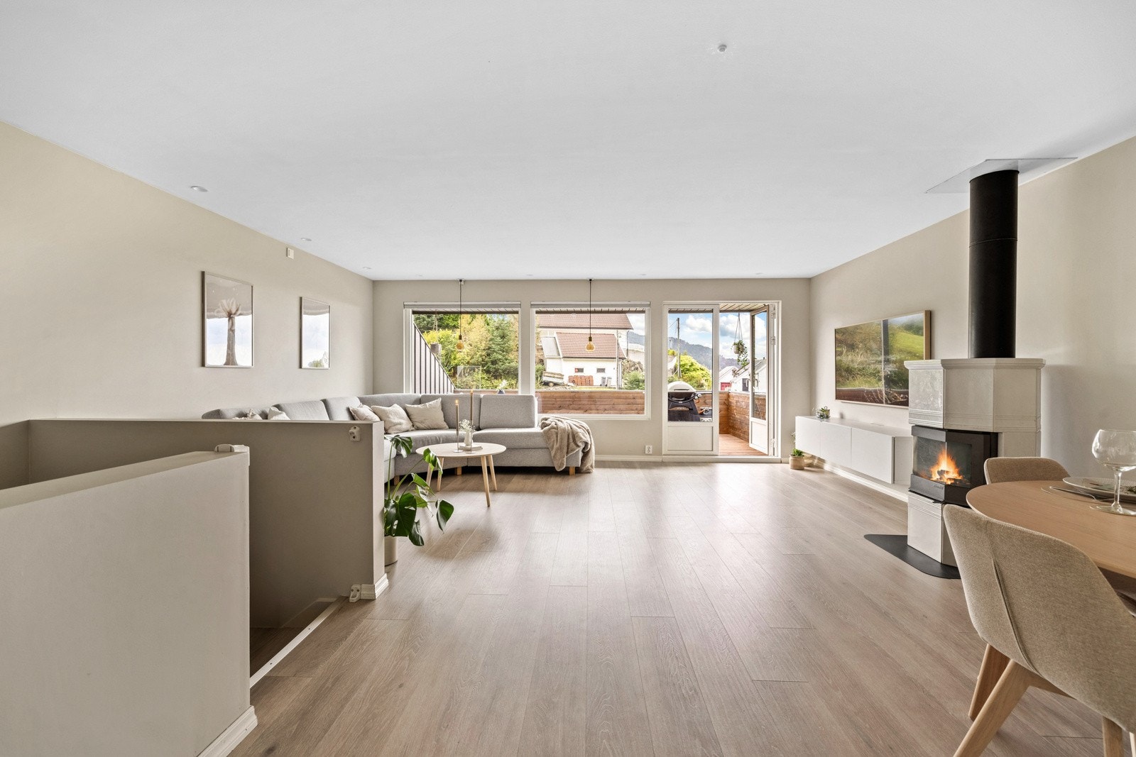 Stuen er romslig, her er det god plass til å innrede etter ønske med både sittegruppe og spisegruppe. Galleribilde