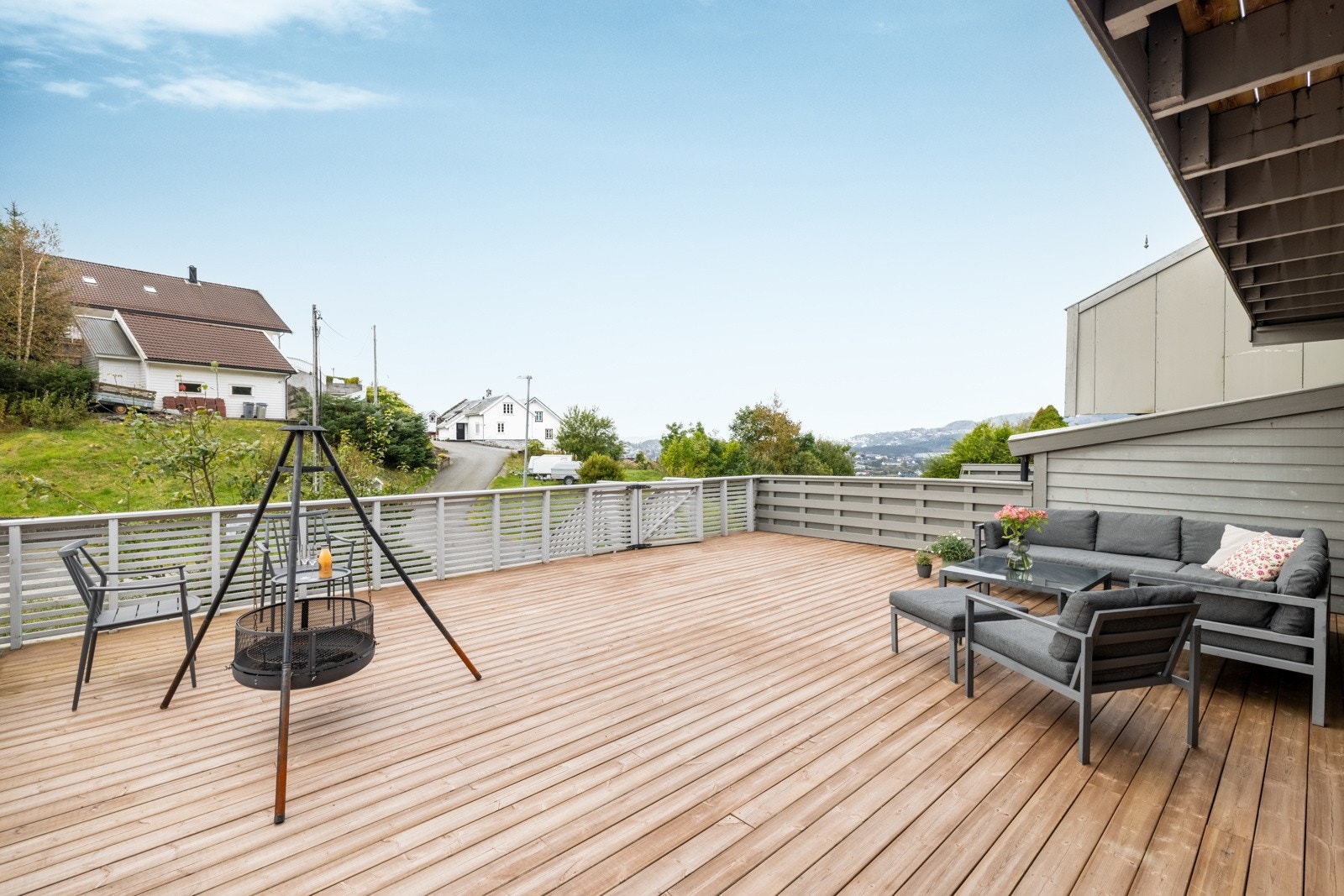 Boligen har flere flotte uteområder, helt perfekt for familien. Galleribilde