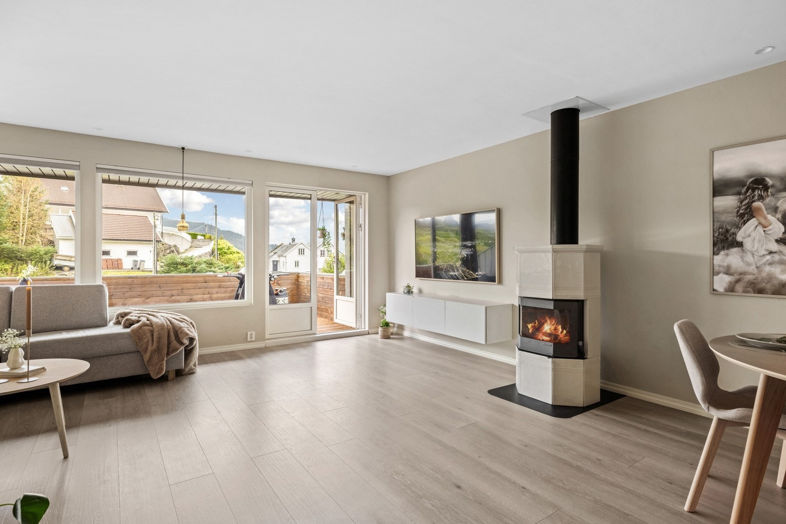 De store vindusoverflatene gir en behagelig mengde dagslys. Galleribilde