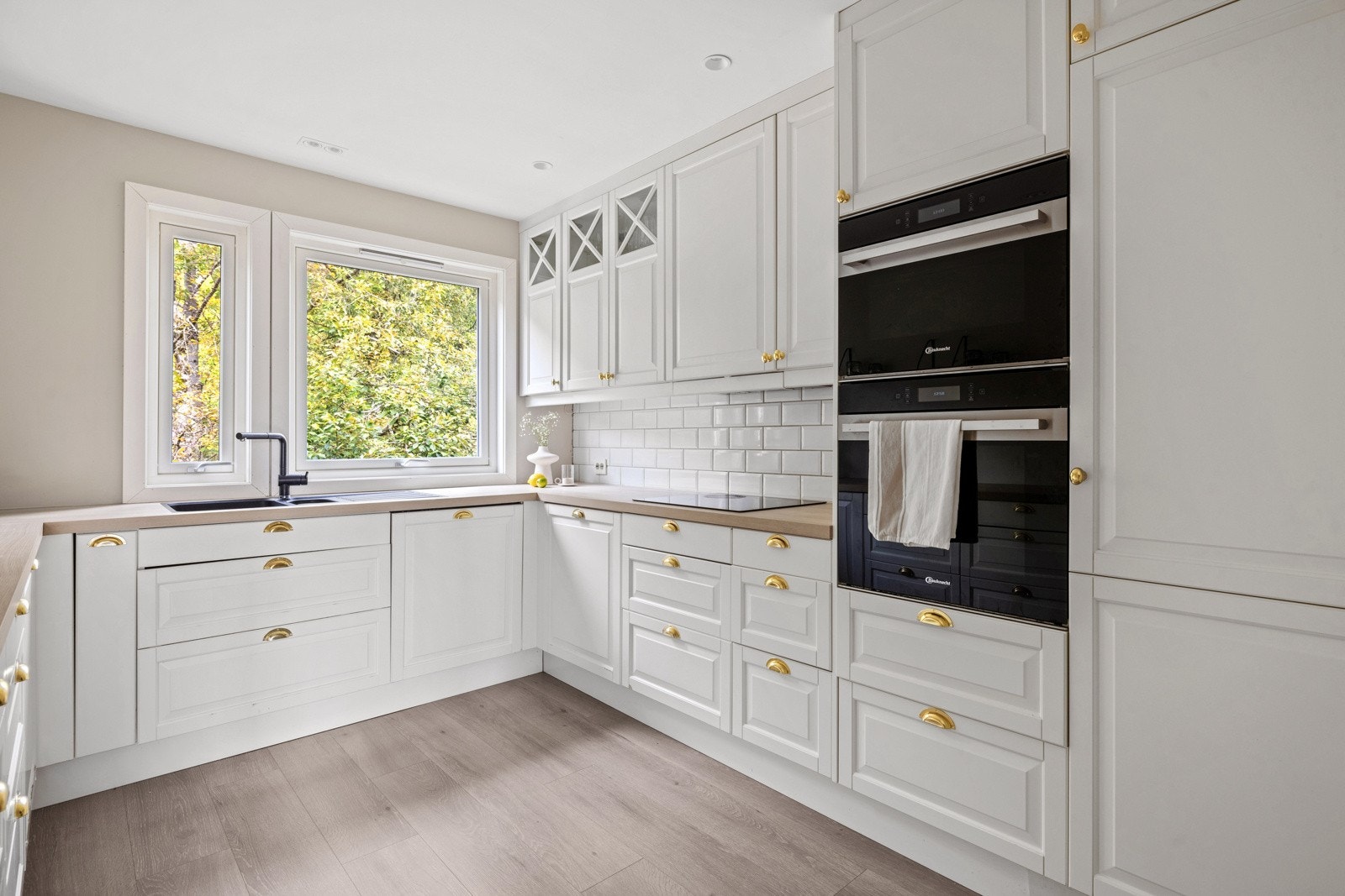 Kjøkkenet er moderne og romslig levert av EPOQ. Galleribilde