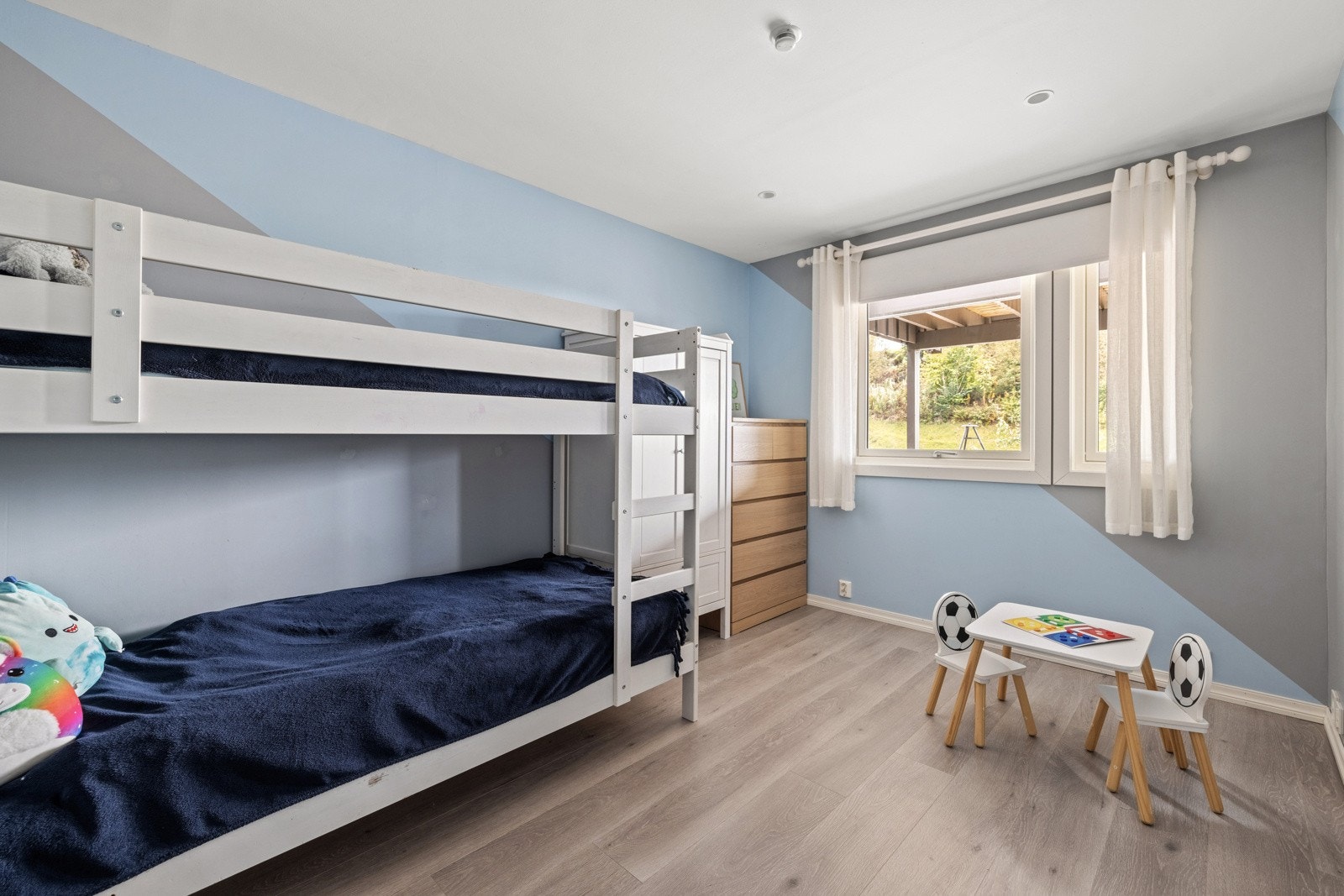 Soverommet i 1. etasje er av god størrelse, her kan det innredes etter ønske og behov. Galleribilde