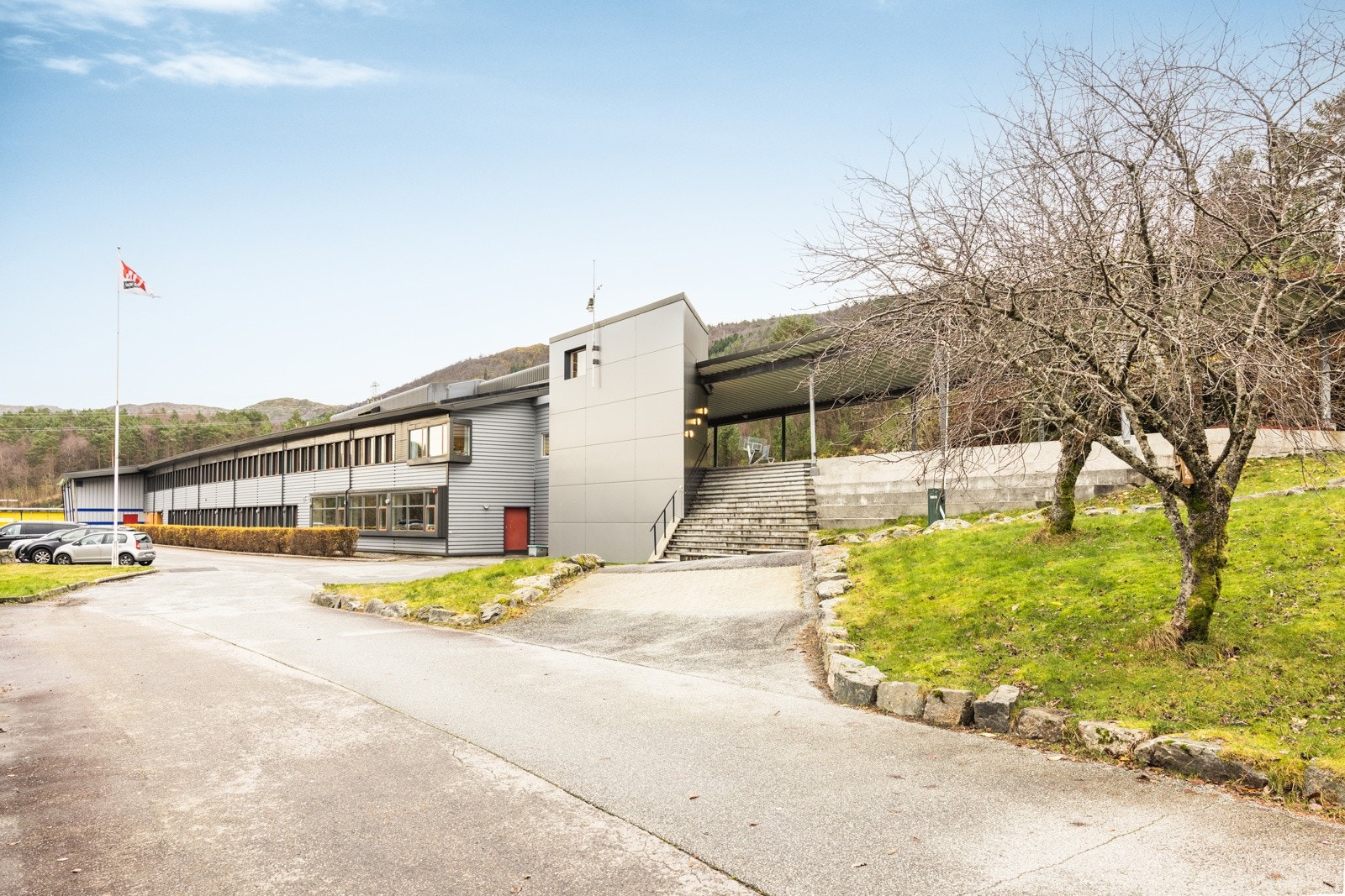 Breimyra skole for ungdommene. De mindre barna tilhører Li Skole. Galleribilde