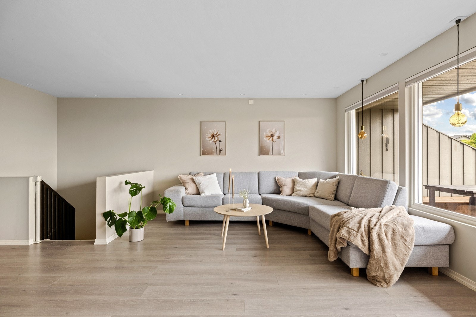 Veggene er malt i lune og tidsriktige farger. Galleribilde