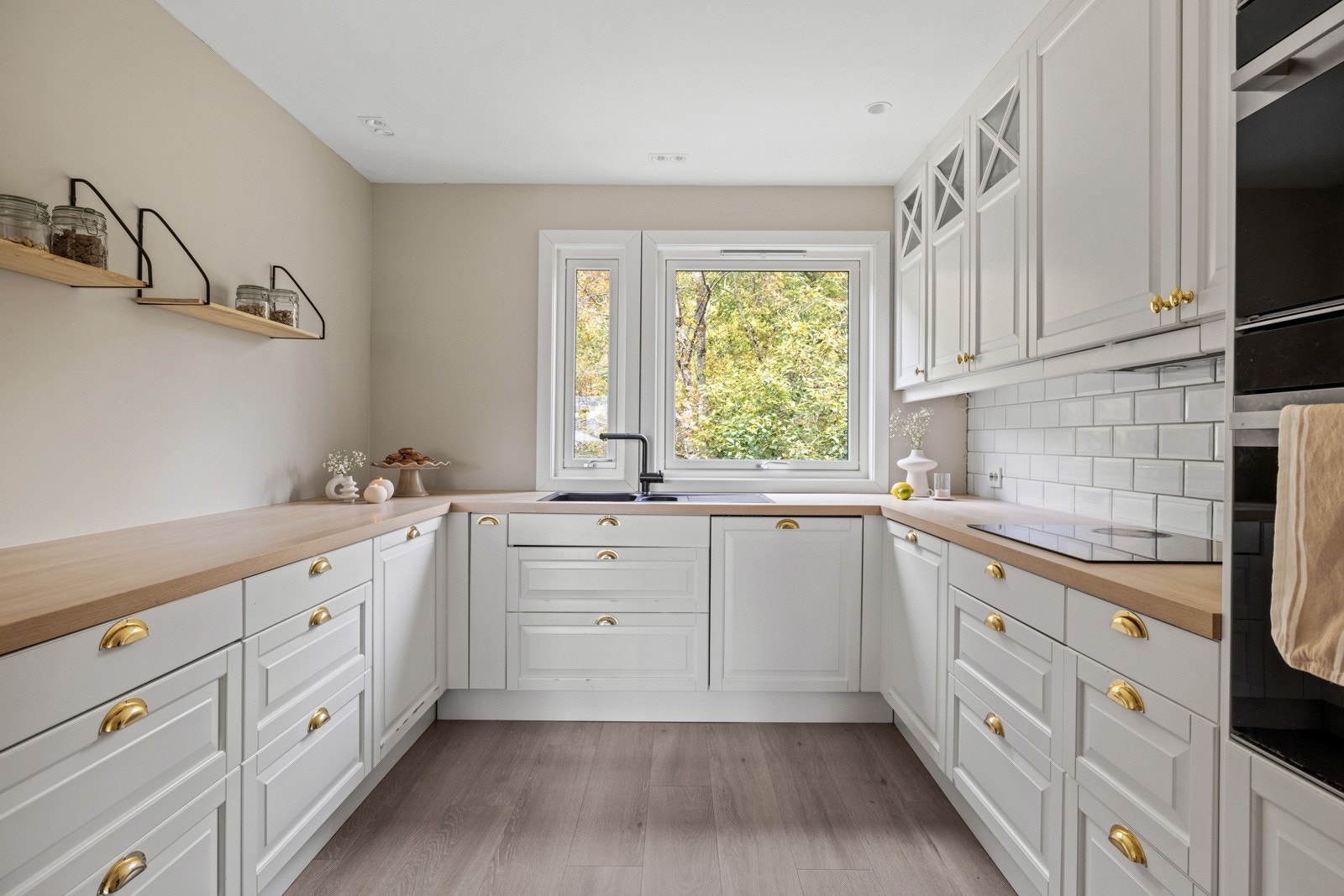 Et fint kjøkken med mye skap og benkeplass. Perfekt for hobbykokken. Galleribilde