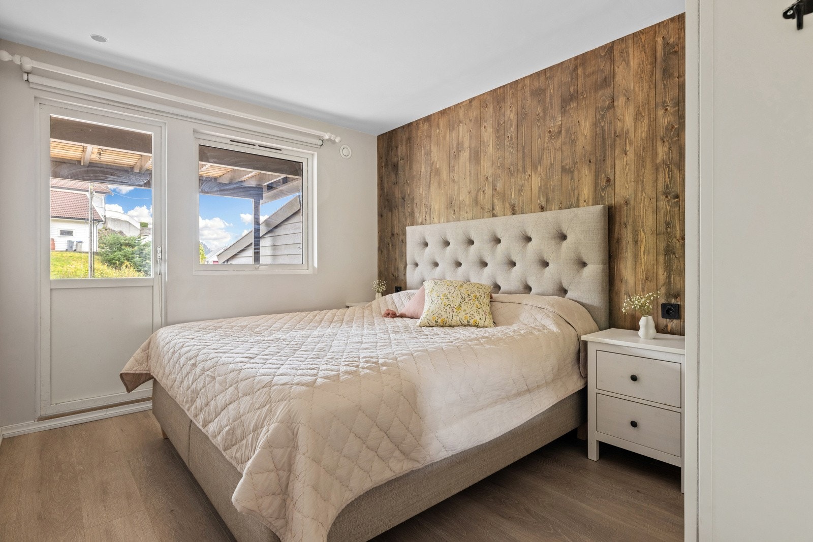 Det største soverommet har god plass til dobbeltseng, garderobeskap og nattbord. Fra soverommet er det også utgang til boligens store terrasse. Galleribilde