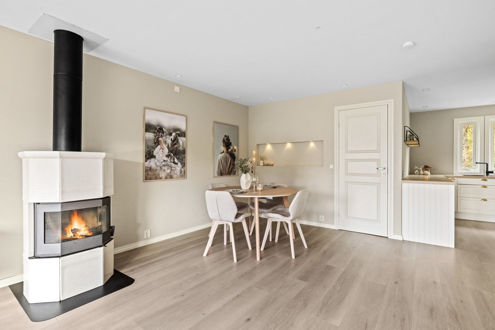 2. etasje innholder stue og delvis åpen kjøkkenløsning og et soverom. Galleribilde