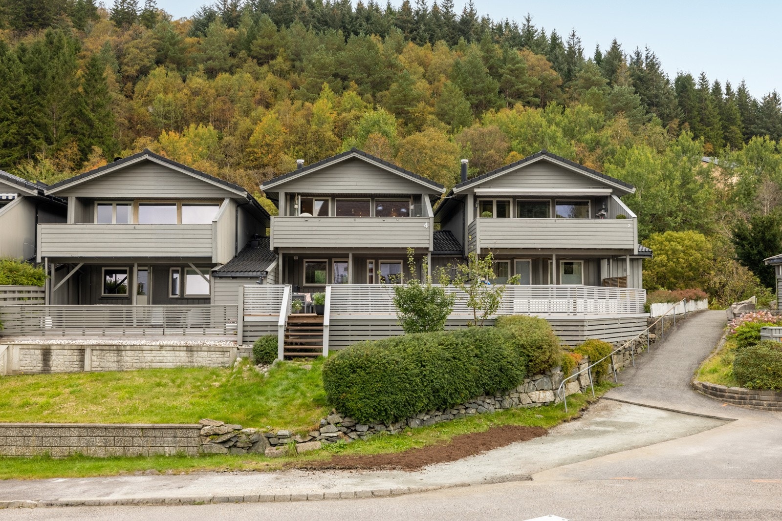 Rekkehus med attraktiv beliggenhet og barnevennlig nabolag. Galleribilde