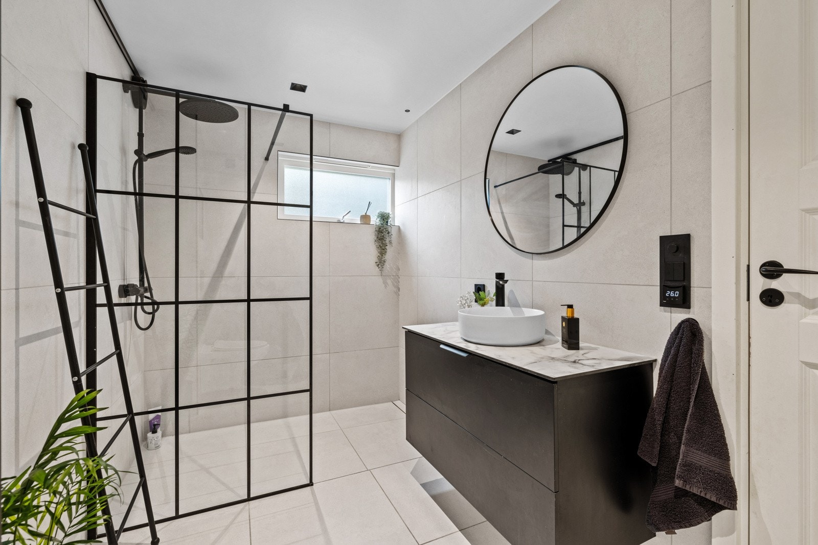 Det er varmekabler i gulv, og rør ble blitt byttet til rør-i-rør. Galleribilde