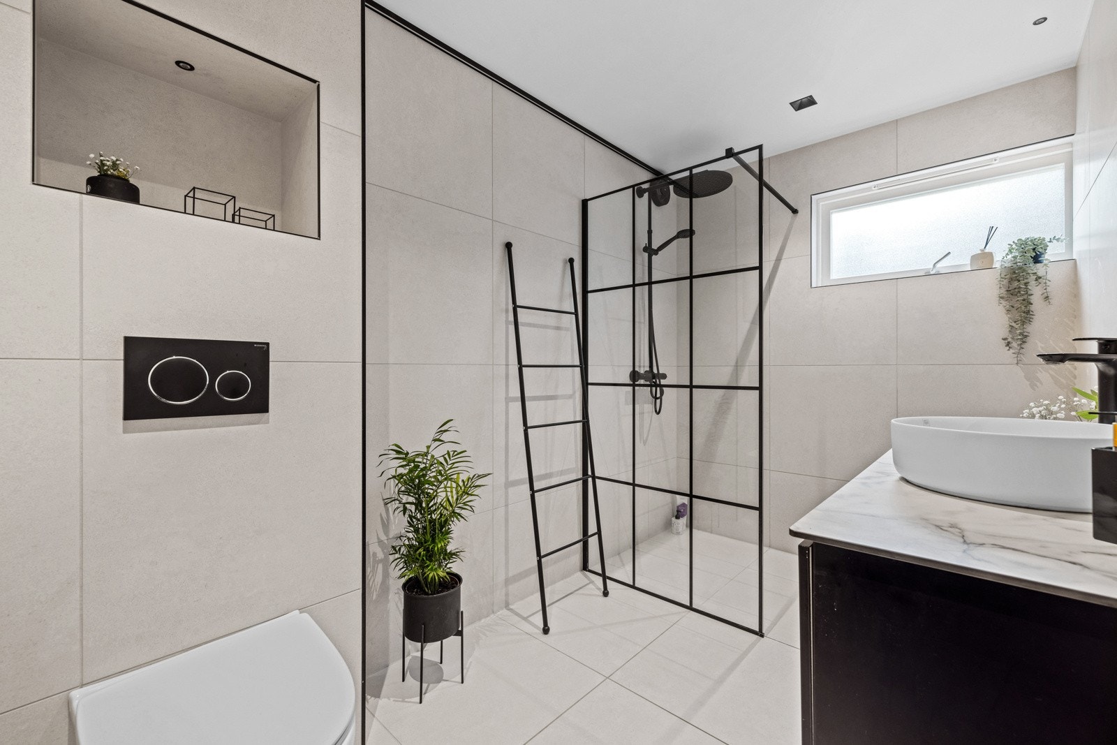 Moderne og lekkert bad fra 2022, dusjnisje med glassvegg, vegghengt toalett og downlights i himling. Galleribilde