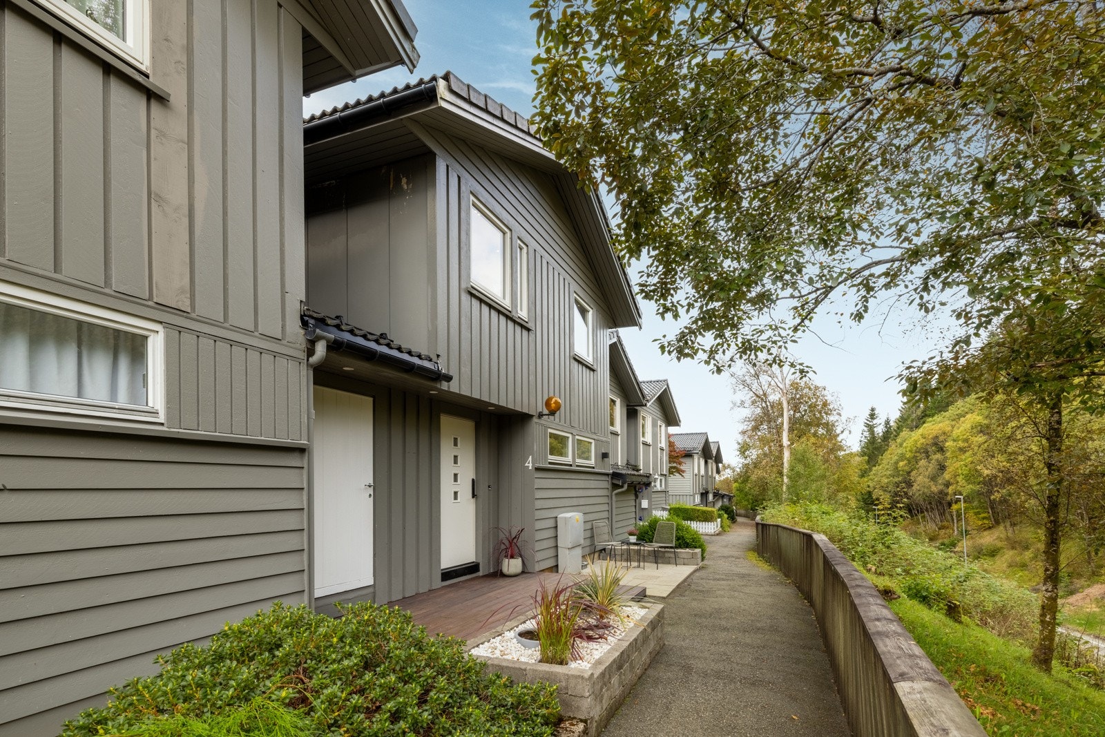 Fint opparbeidet uteområde ved inngangspartiet. Galleribilde