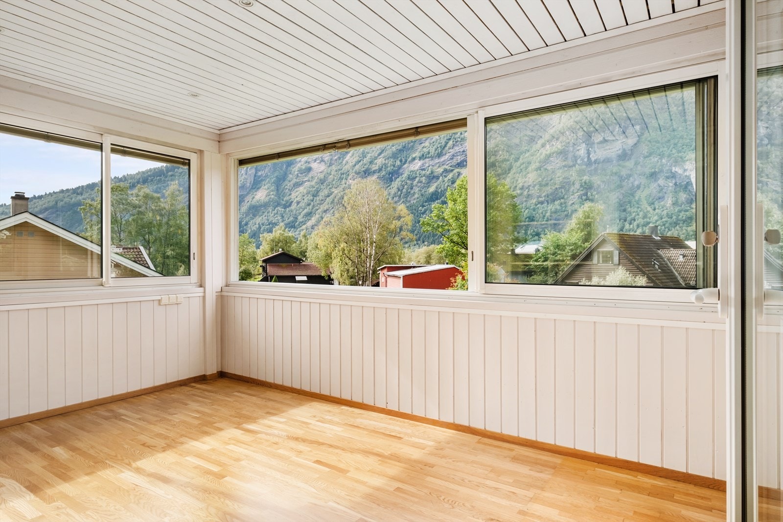 Frå stova er det også tilkomst til innglasa balkong. Galleribilde